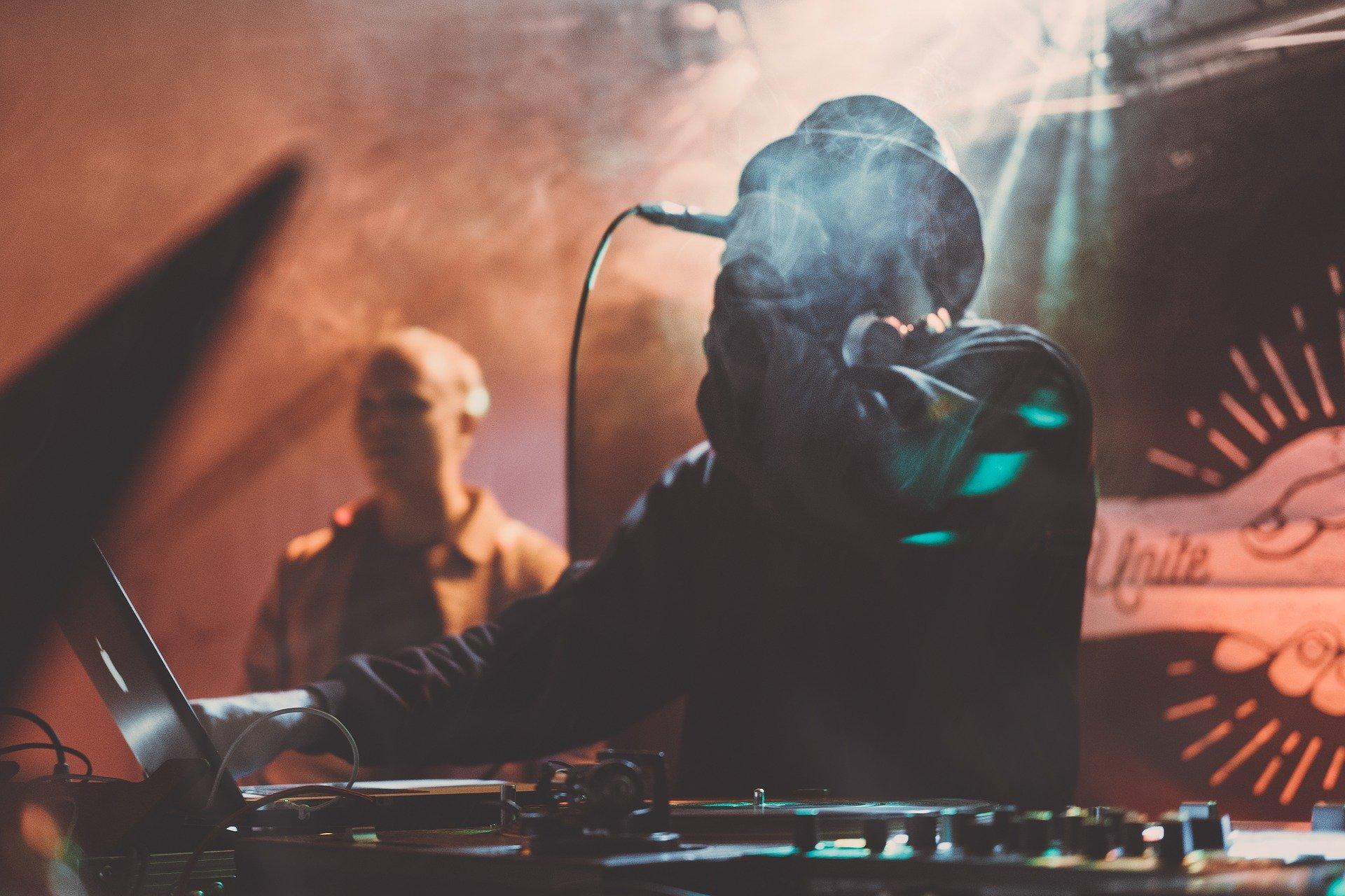 DJ puldis esinemas ja mikrofoni rääkimas