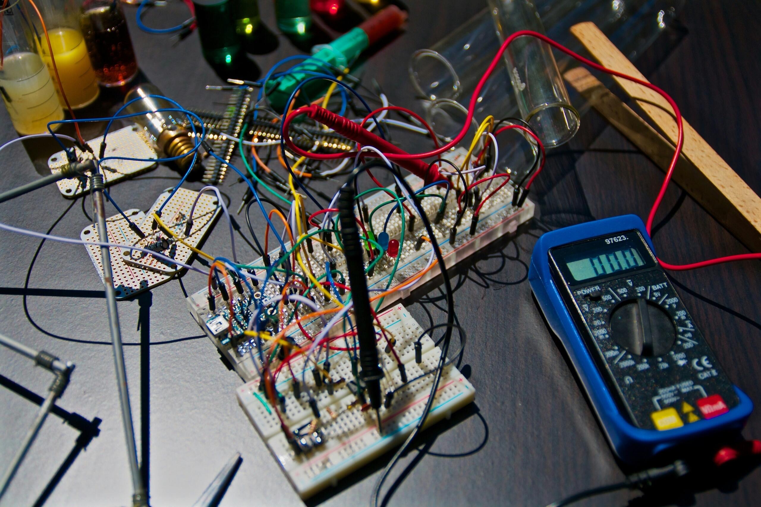 elektroonikaplaadid testseadme kõrval