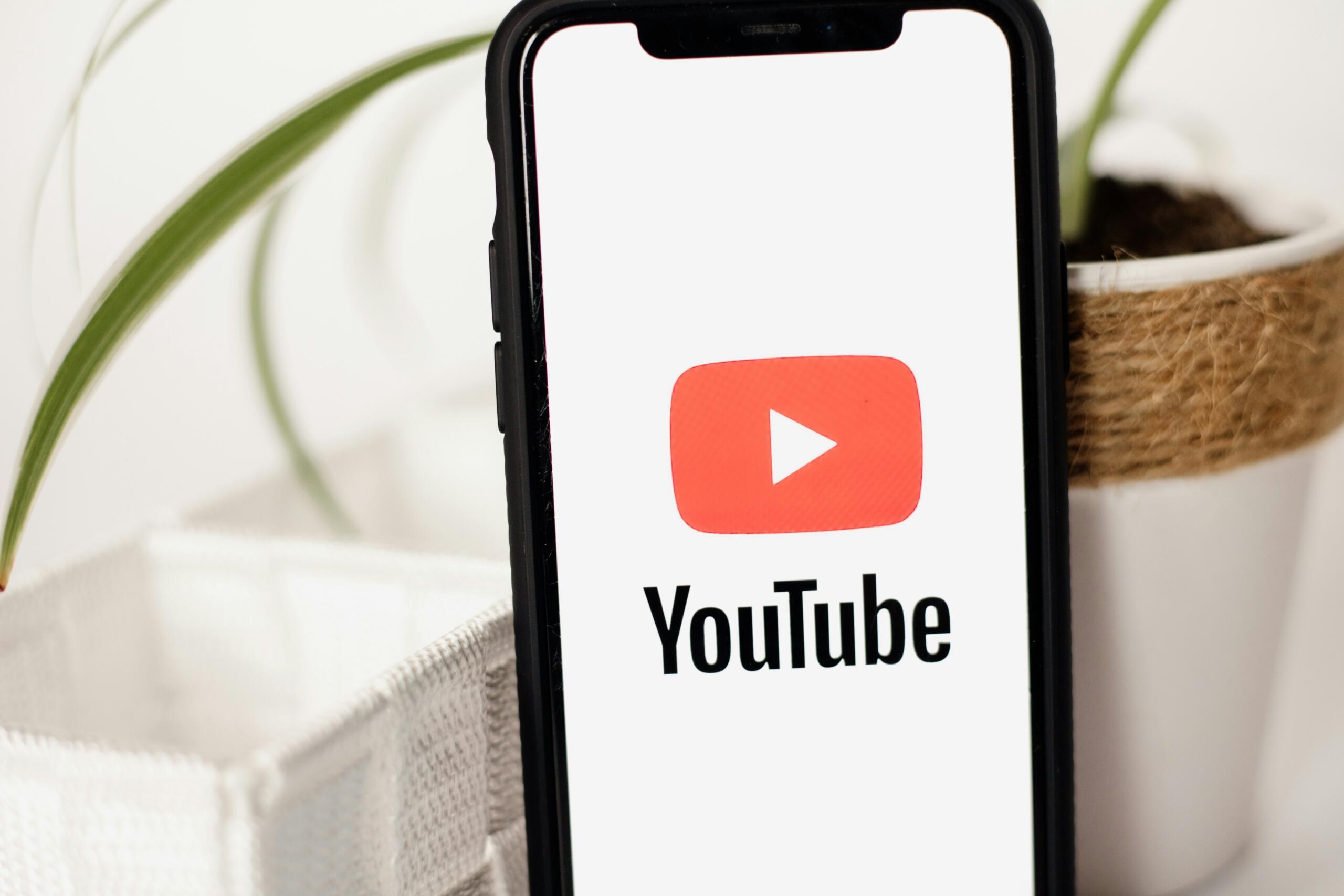 YouTube'i logo nutitelefoni ekraanil