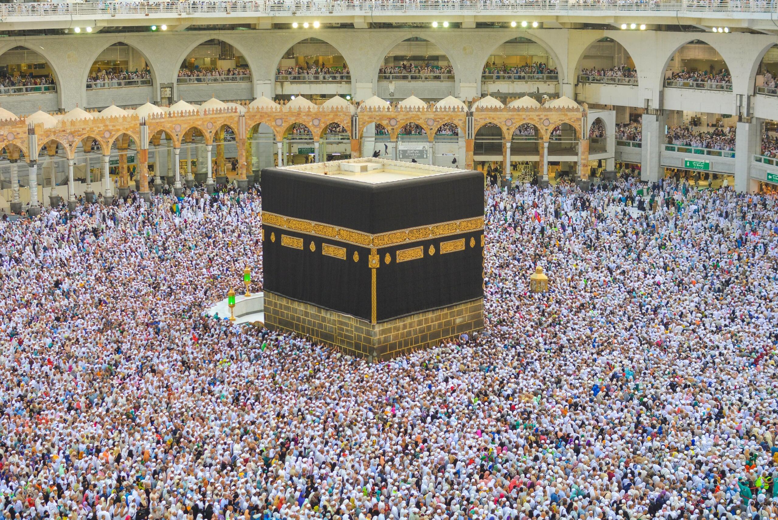 Kaaba pühamu Mekas, ümbritsetud palvetavatest moslemitest hadži ajal