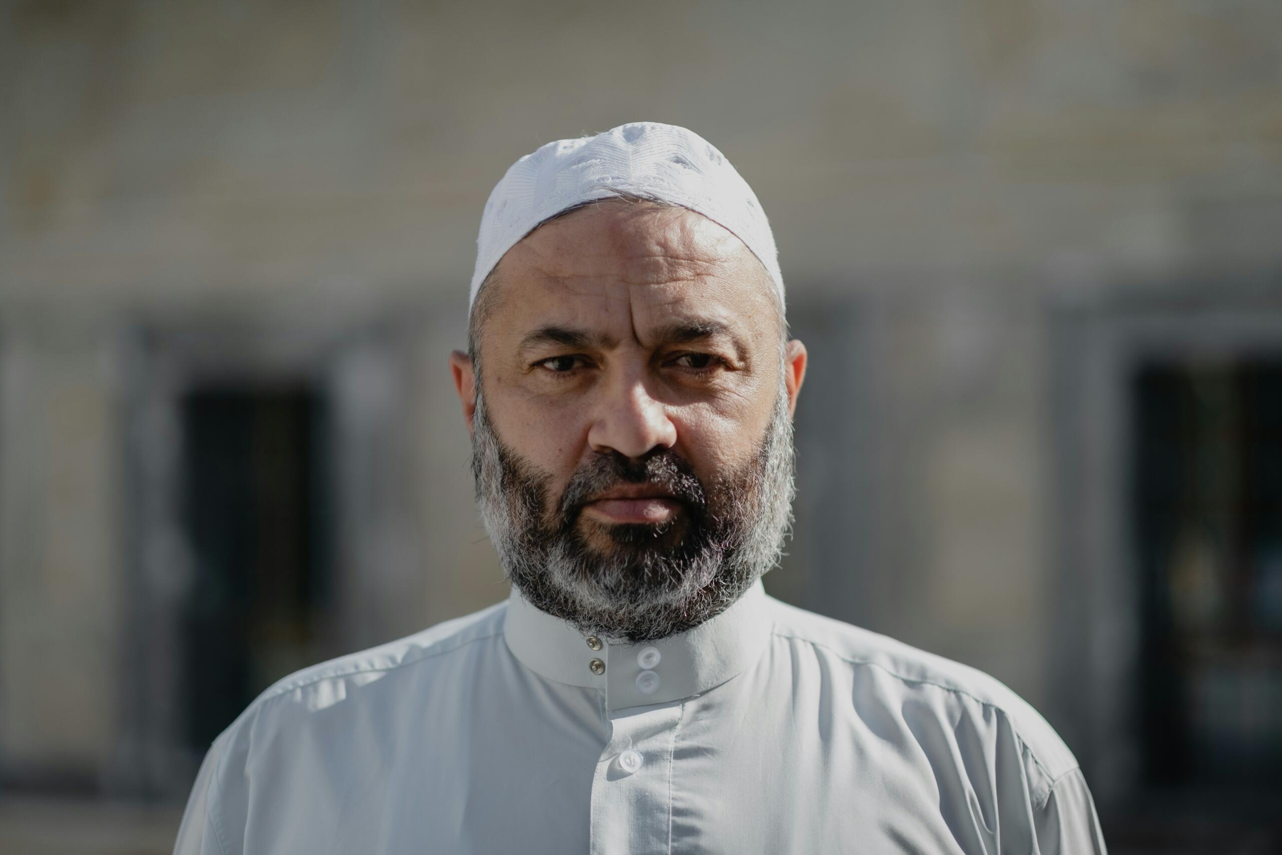 Moslem valges thobe rüüs ja ja valges taqiyah mütsis
