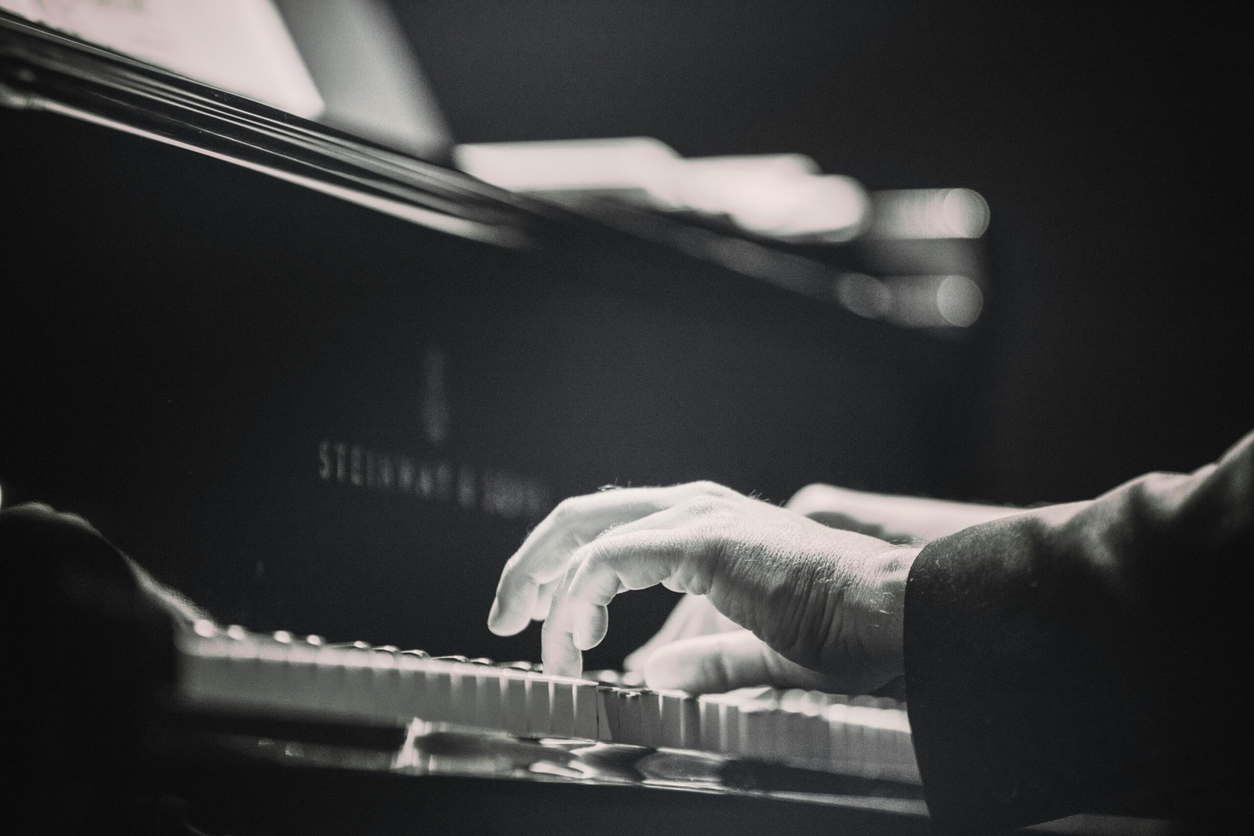 pianisti käed klaverit mängimas
