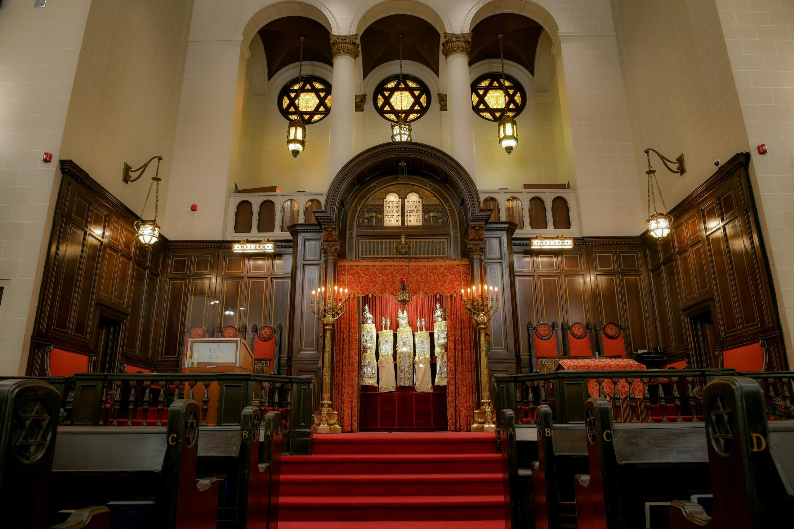 juudi sümbolitega kaunistatud sünagoogi altar