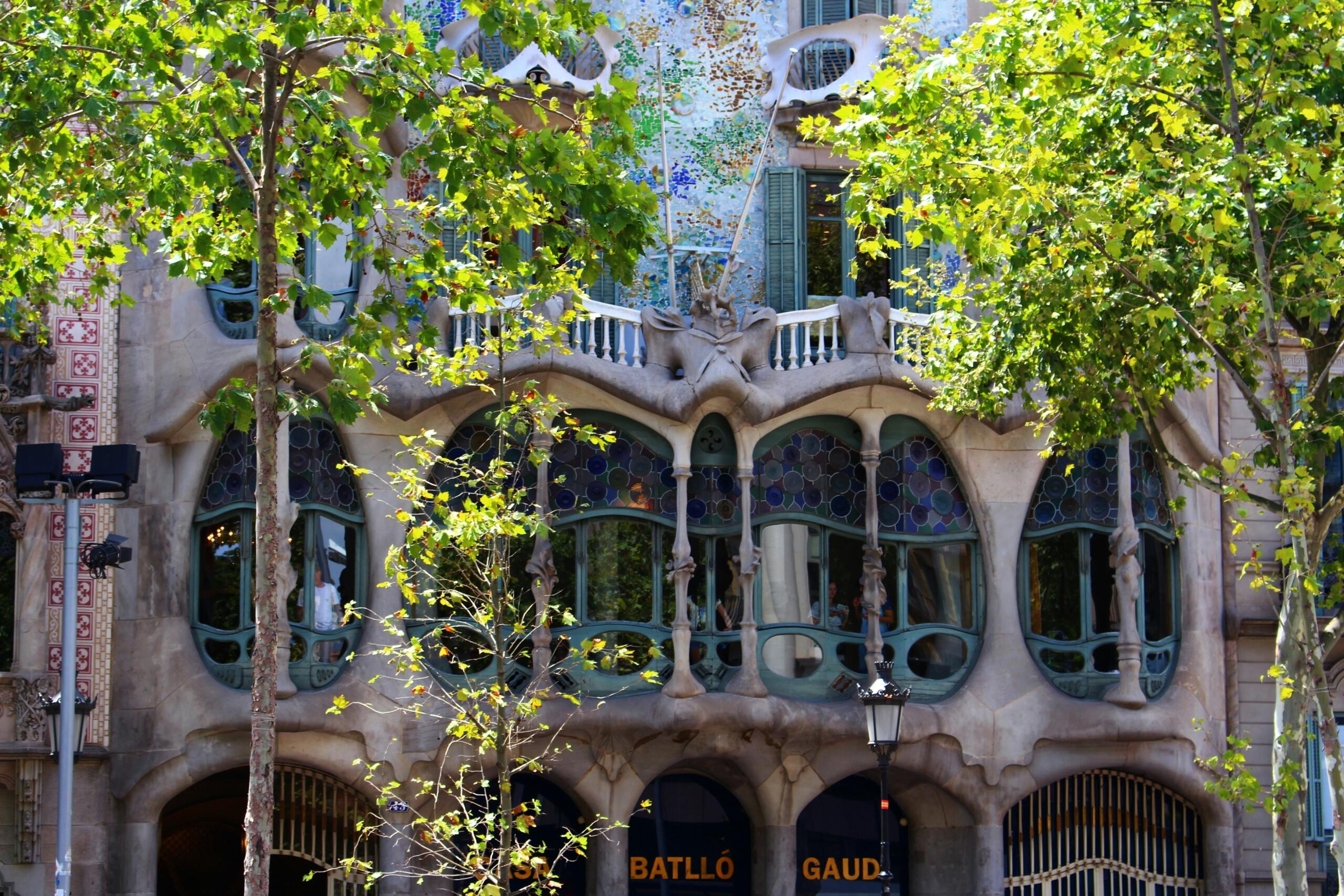 Antonio Gaudí disainitud Casa Batlló maja fassaad Barcelonas puulehtedele vilus