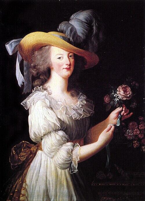 Marie Antoinette poseerimas lihtsas valges kleidis kaabu ja roosiga