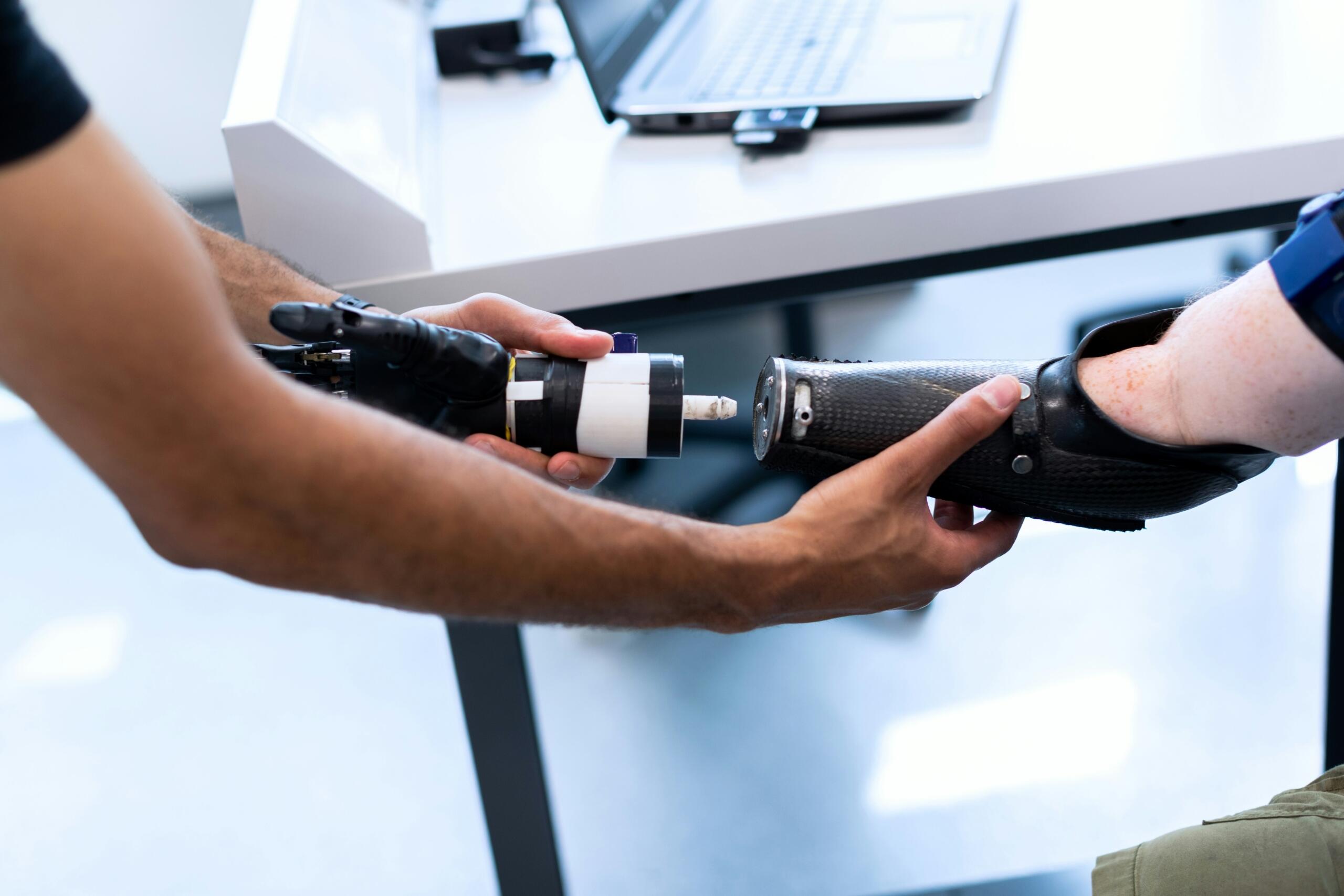 robotproteesi paigaldamine patsiendi käele