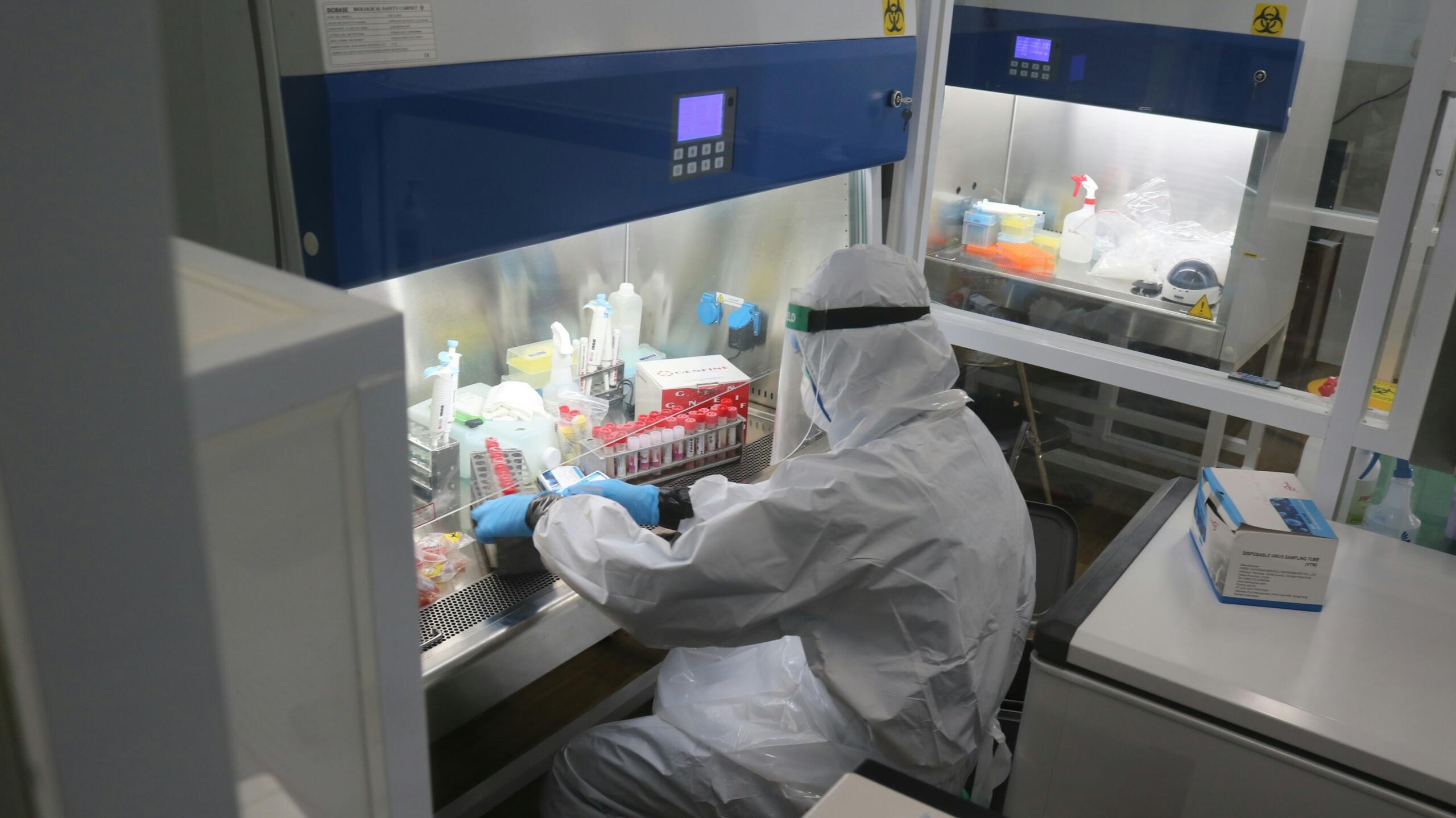 Biokeemik steriilses kaitseülikonnas töötamas geenilaboris