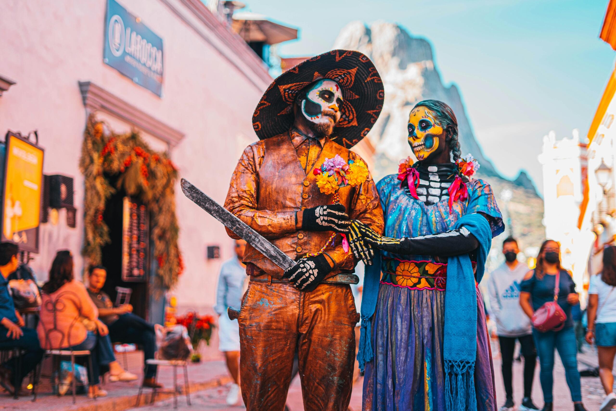 kaks Día de los Muertos kostümeeritud ja meigitud inimest värvikatel tänavapidustustel