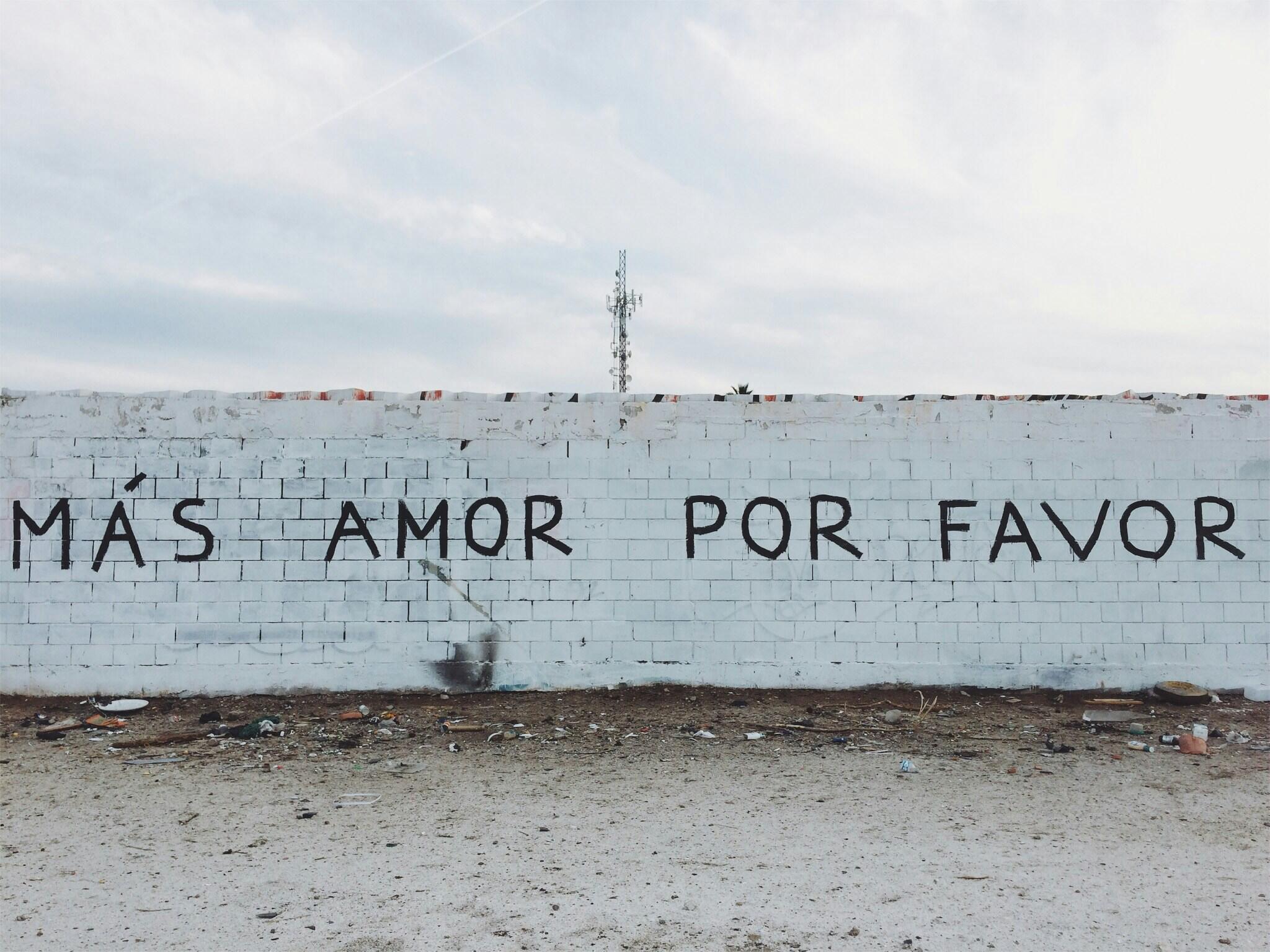 müürile kirjutatud graffiti tekstiga „Más amor por favor” ehk „rohkem armastust, palun”