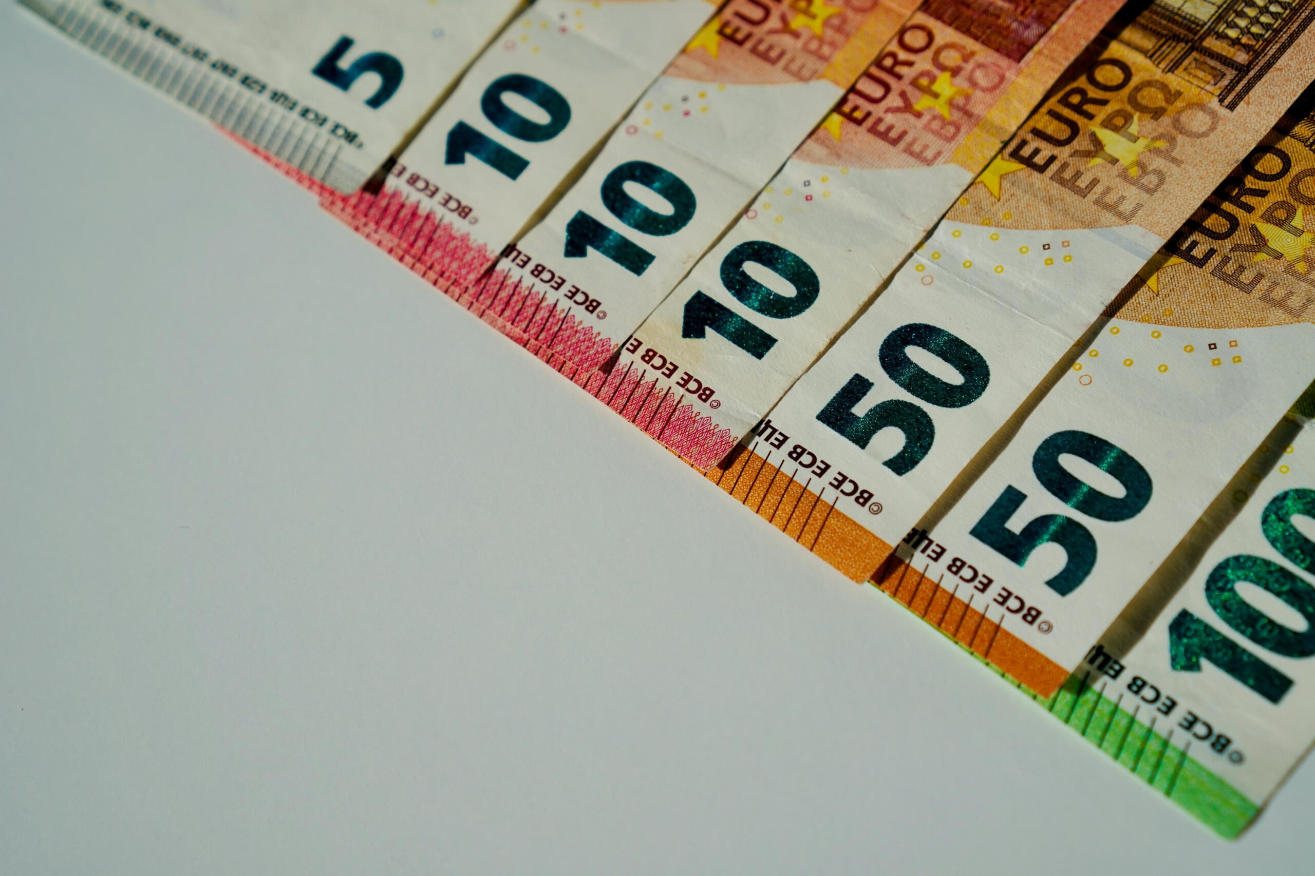 euro rahatähed reas, suuruse ja väärtuse järgi järjestatud