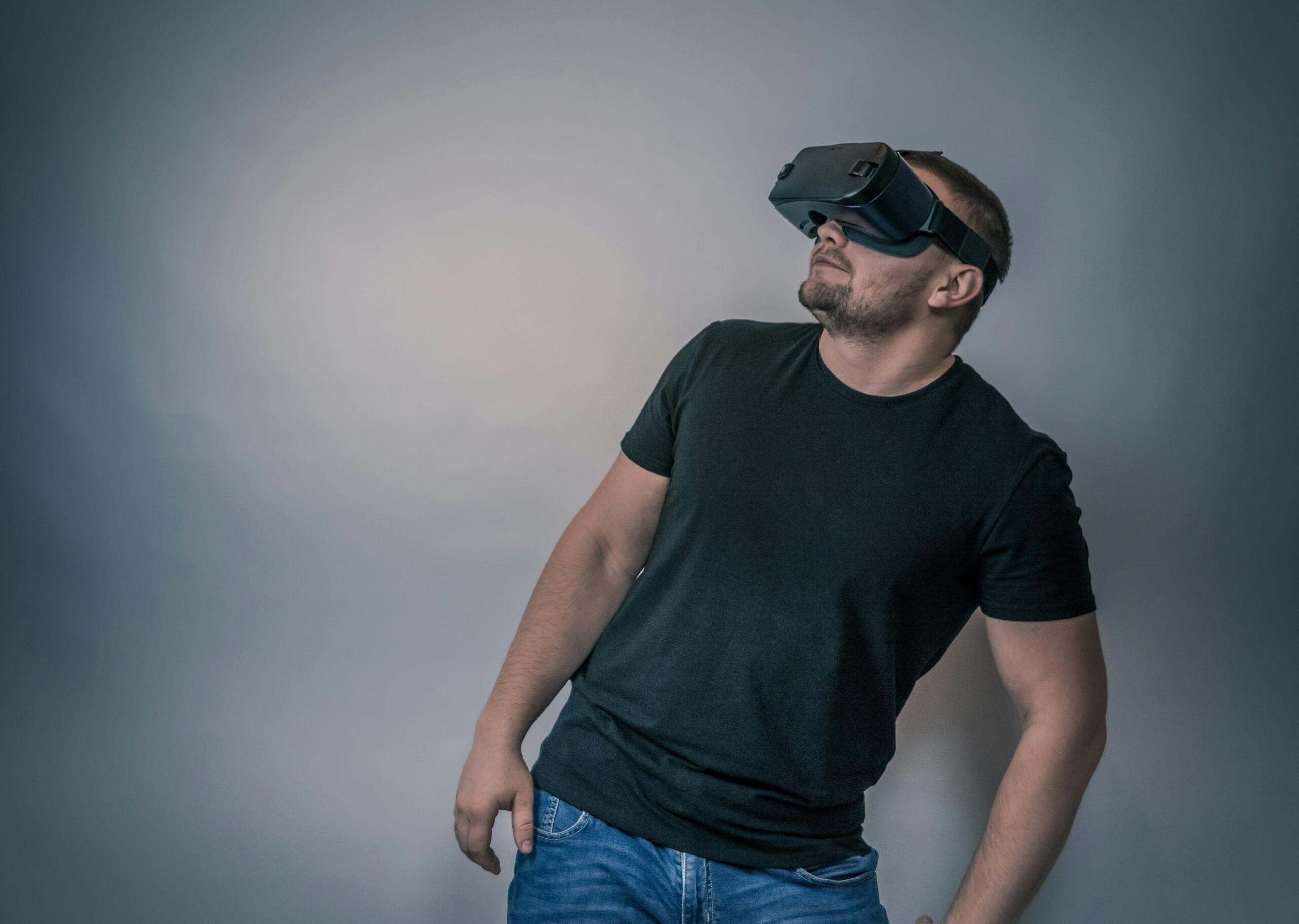 mees kannab VR-peakomplekti