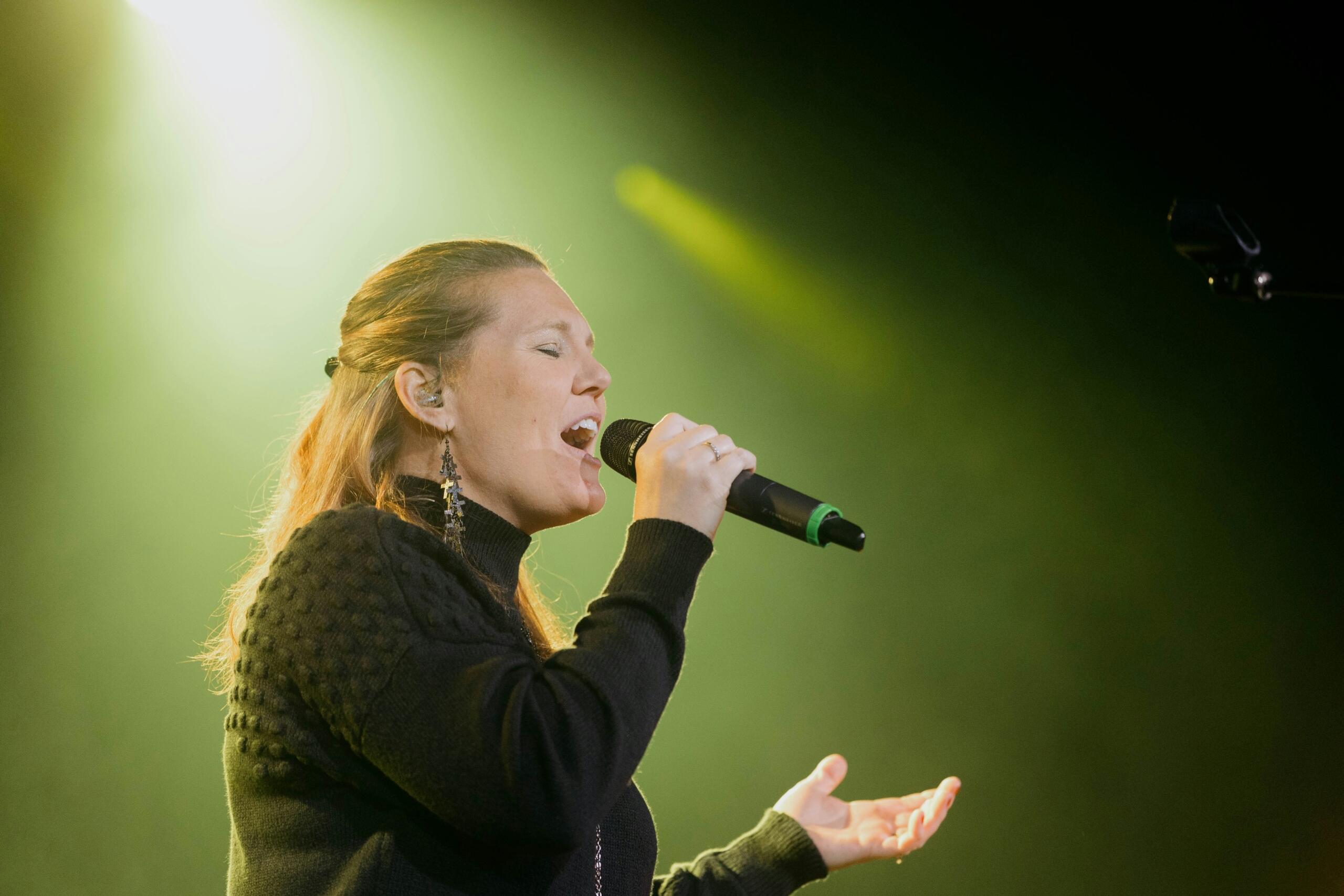 lauljanna esineb laval mikrofoniga