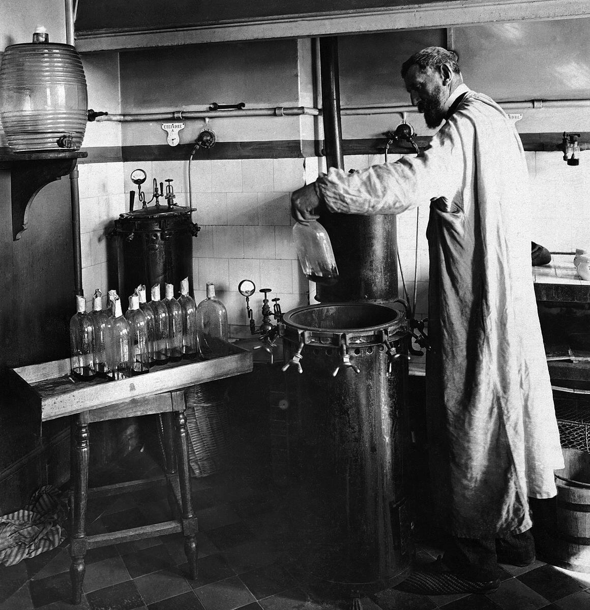 Louis Pasteur laboris katset läbi viimas