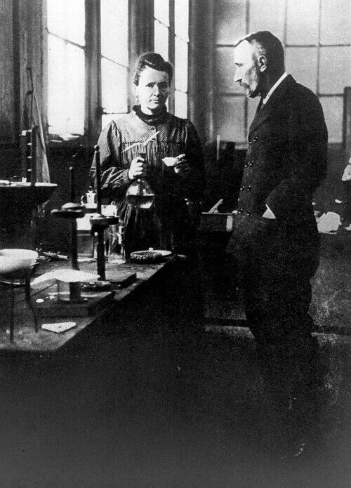 Marie Curie ja Pierre Curie vestlemas laboris