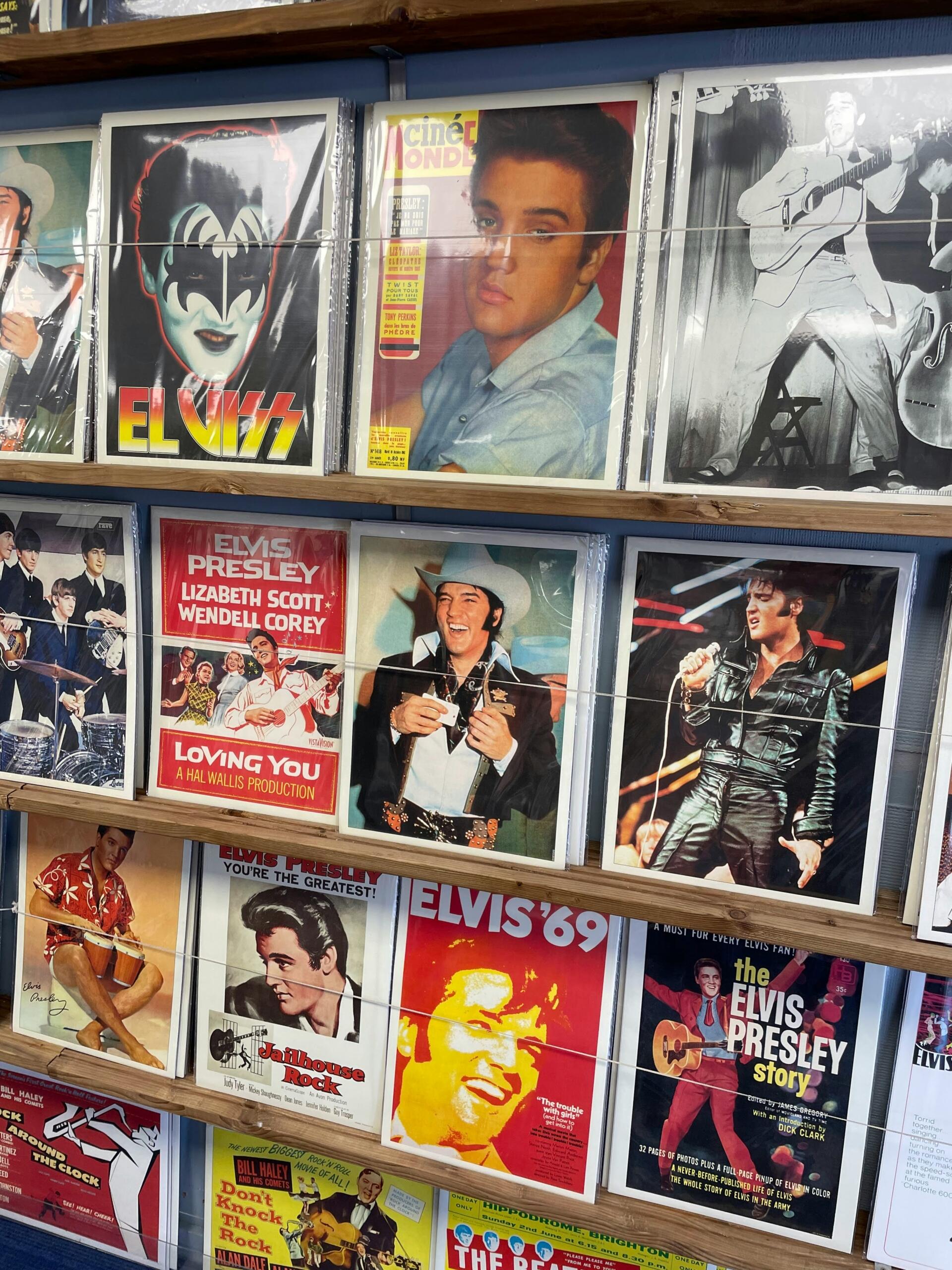 Elvis Presley vinüülplaadid poeriiulil