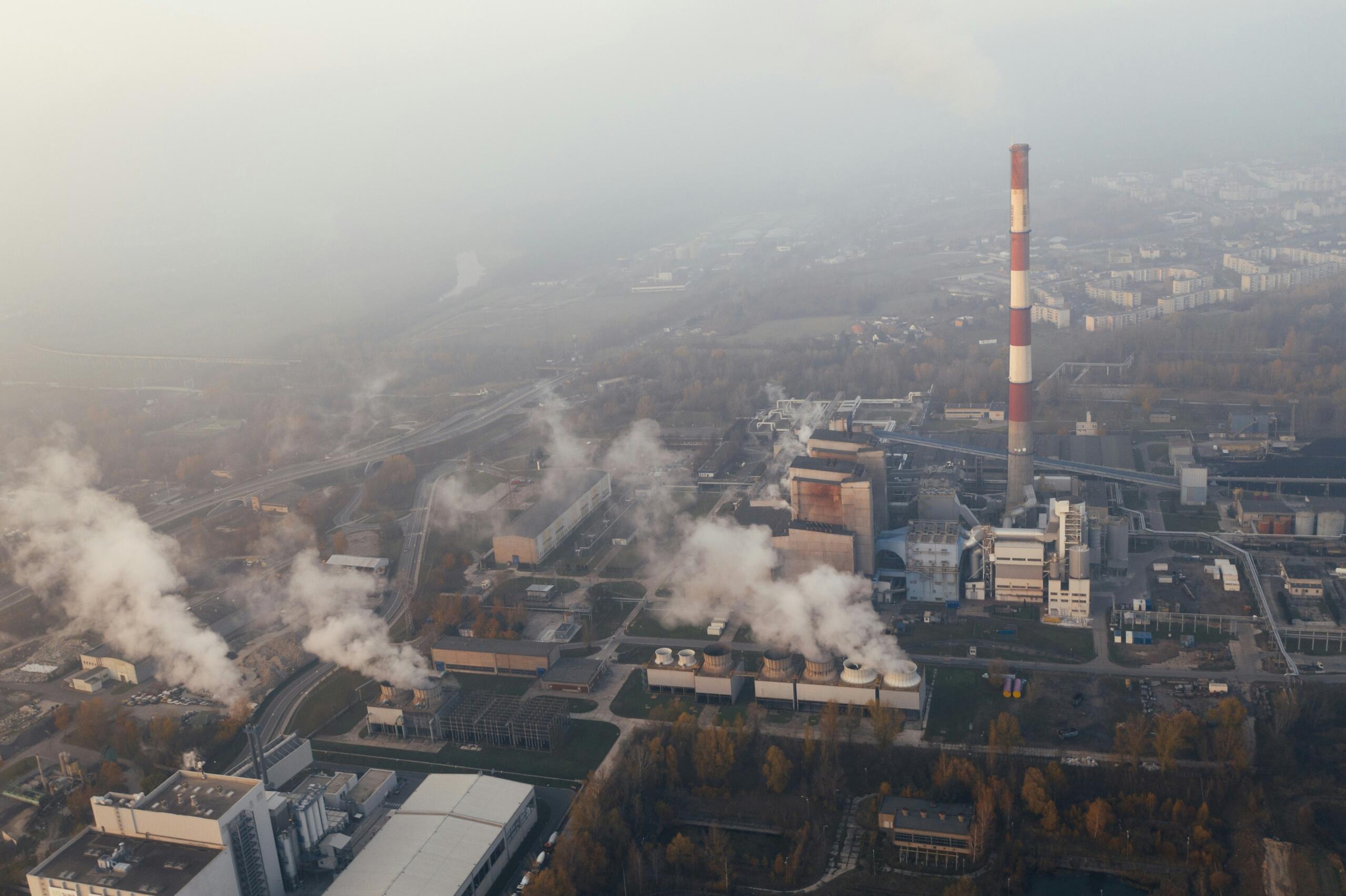 tossavad korstnad tööstuspiirkonna industriaalhoonetel