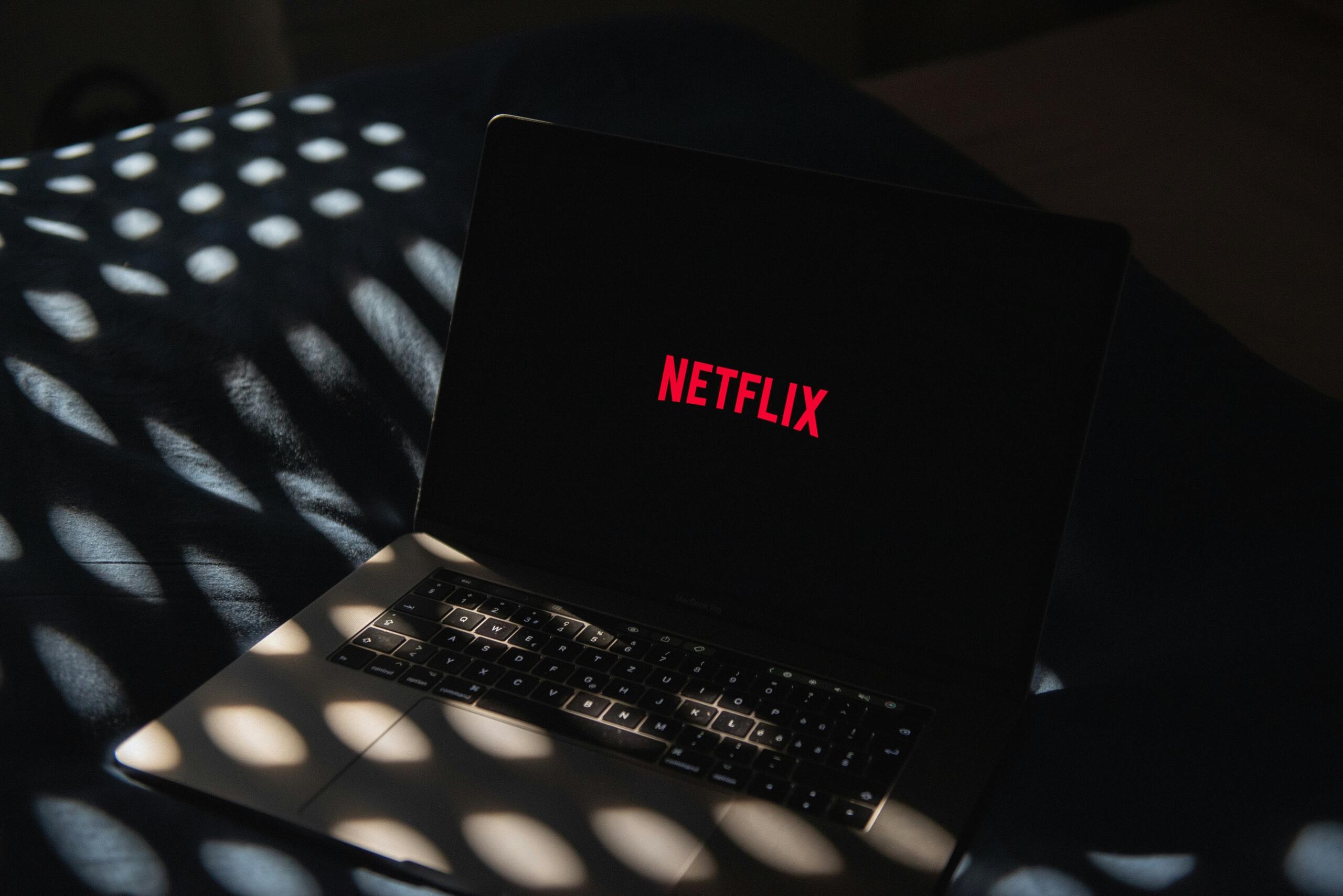 Netflixi laadimisekraan sülearvutil