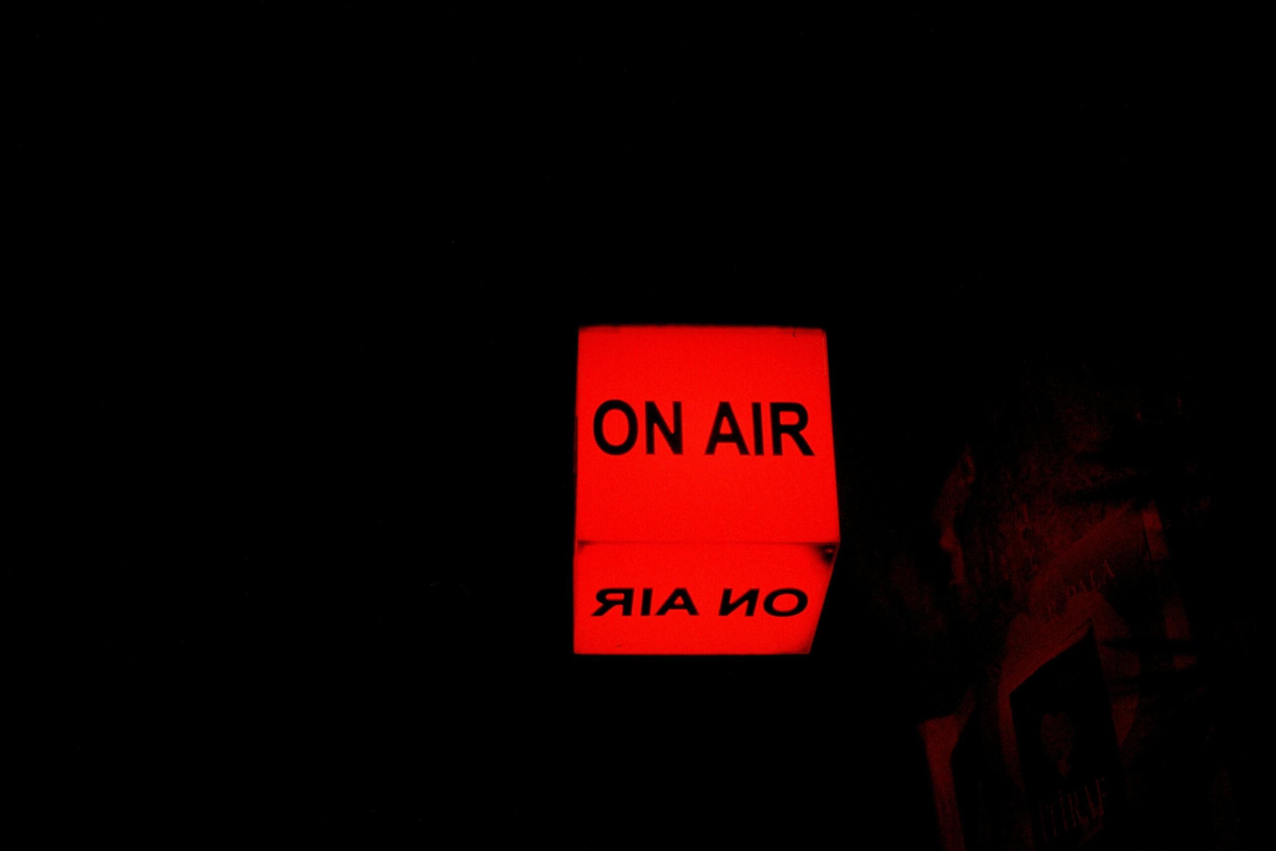 Punane „On Air” märk raadiostuudios