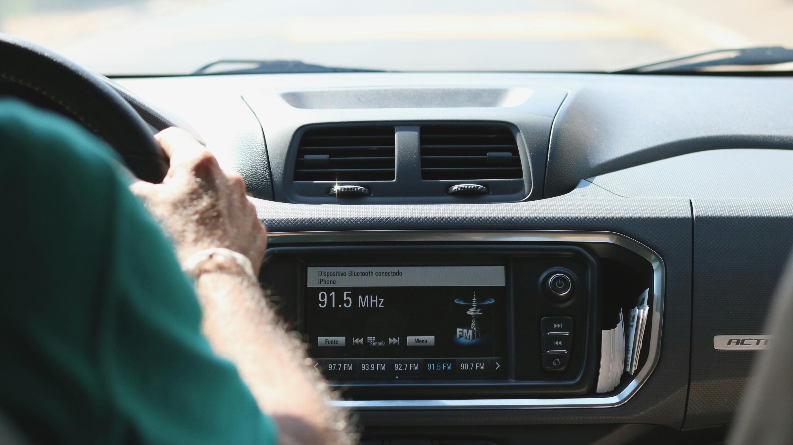 Auto keskkonsoolis mängib raadiojaam
