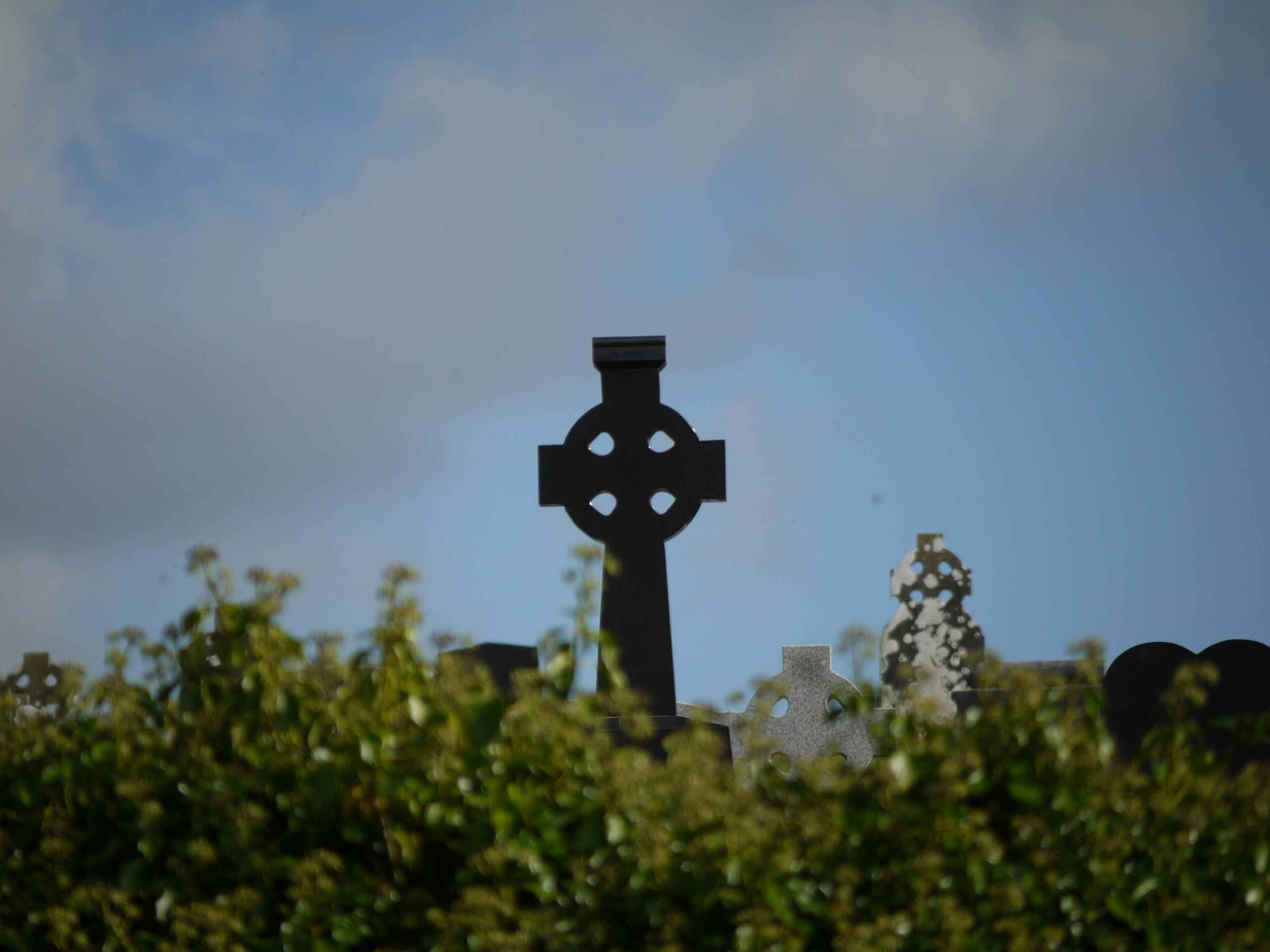 Keldi rist sinise taeva taustal Iirimaal