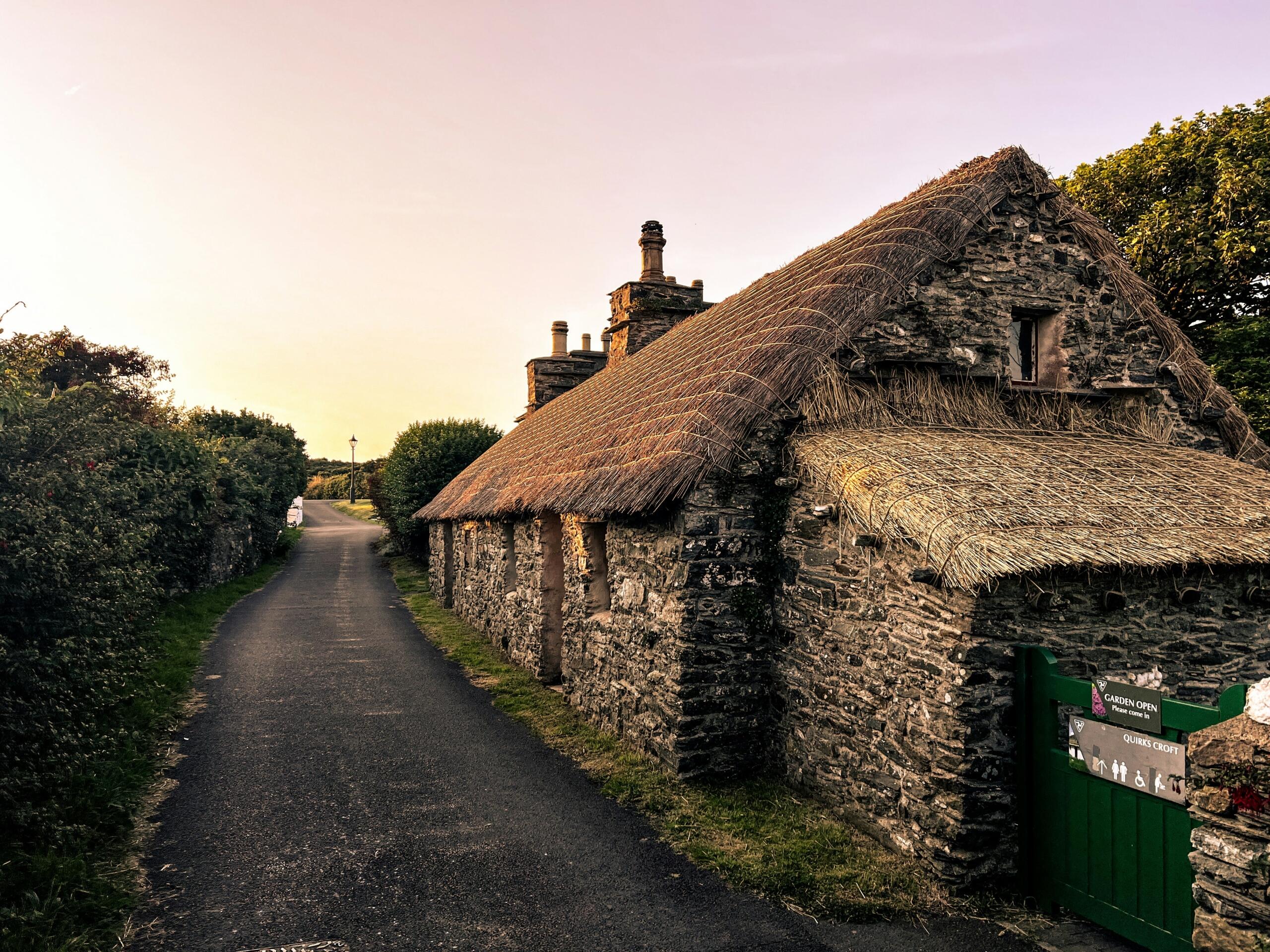 Rookatusega kivihütt tee ääres