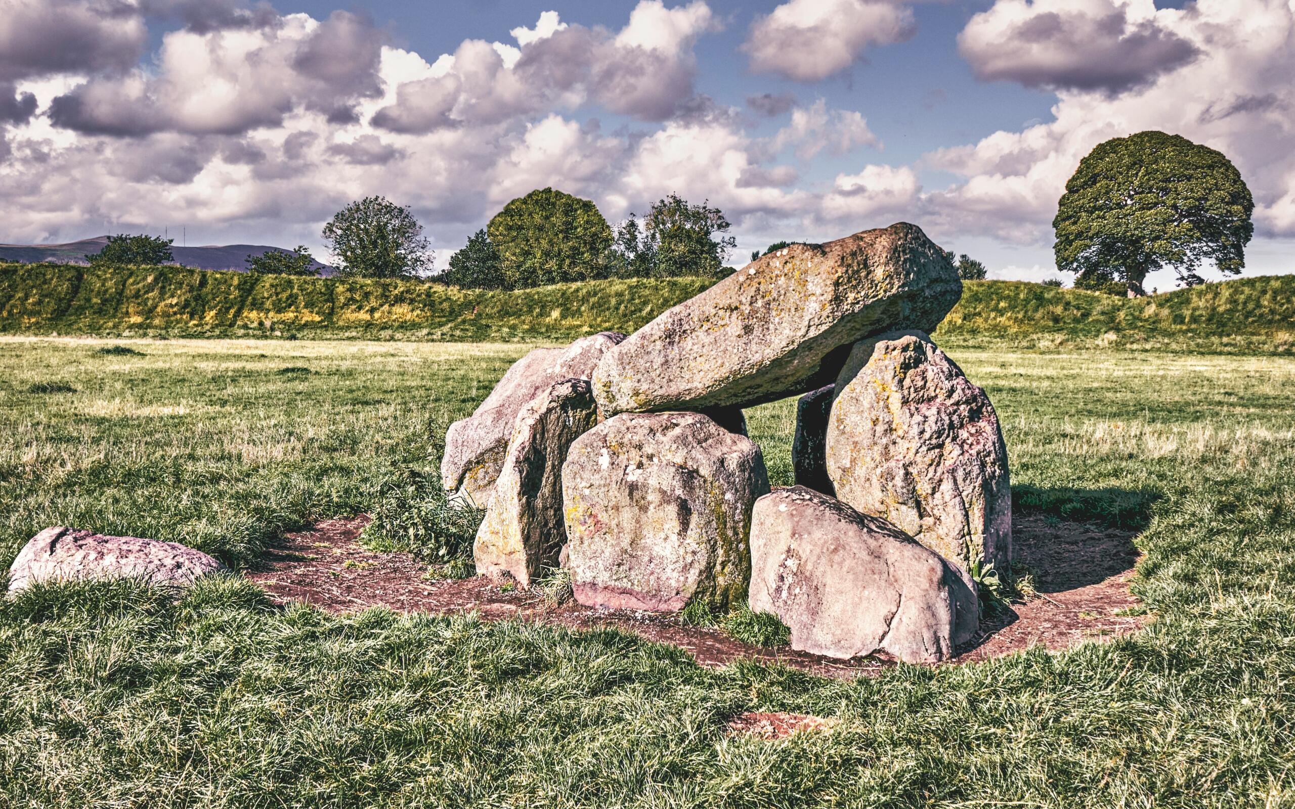 Muistne kivihaud Põhja-Iirimaa rohelisel maastikul