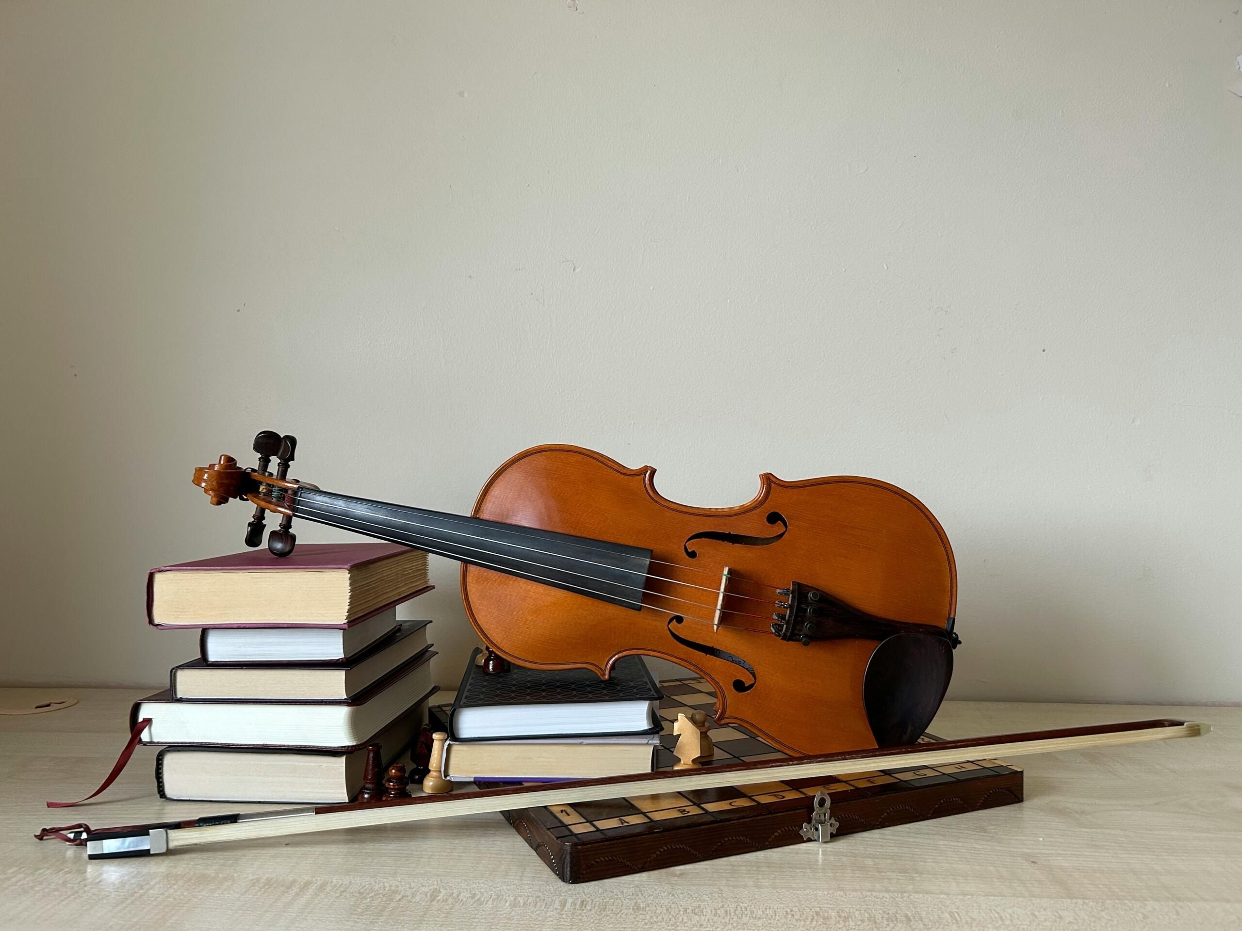 Viiul, mis toetub raamatute najale