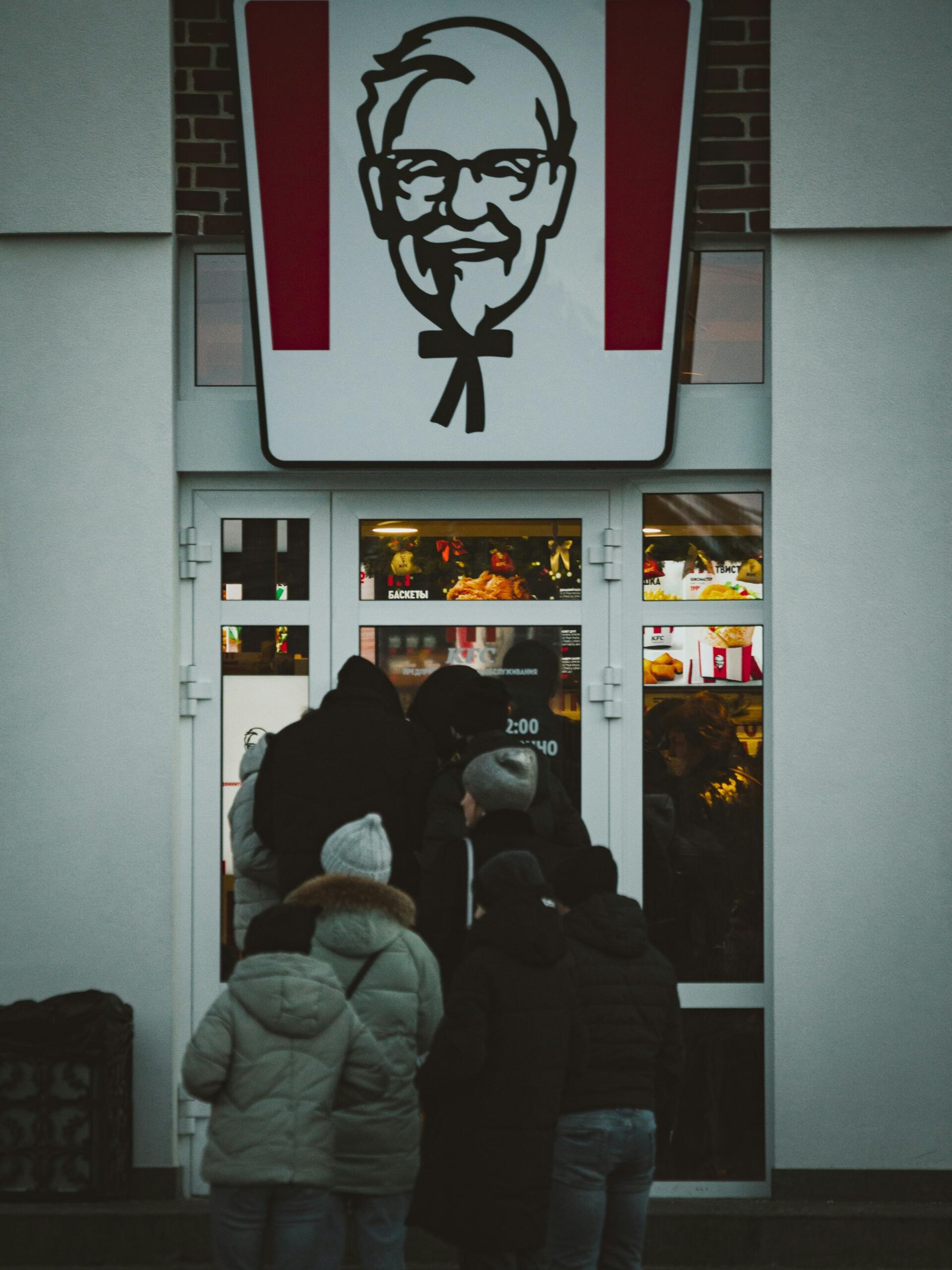 Inimesed seisavad KFC tellimisjärjekorras