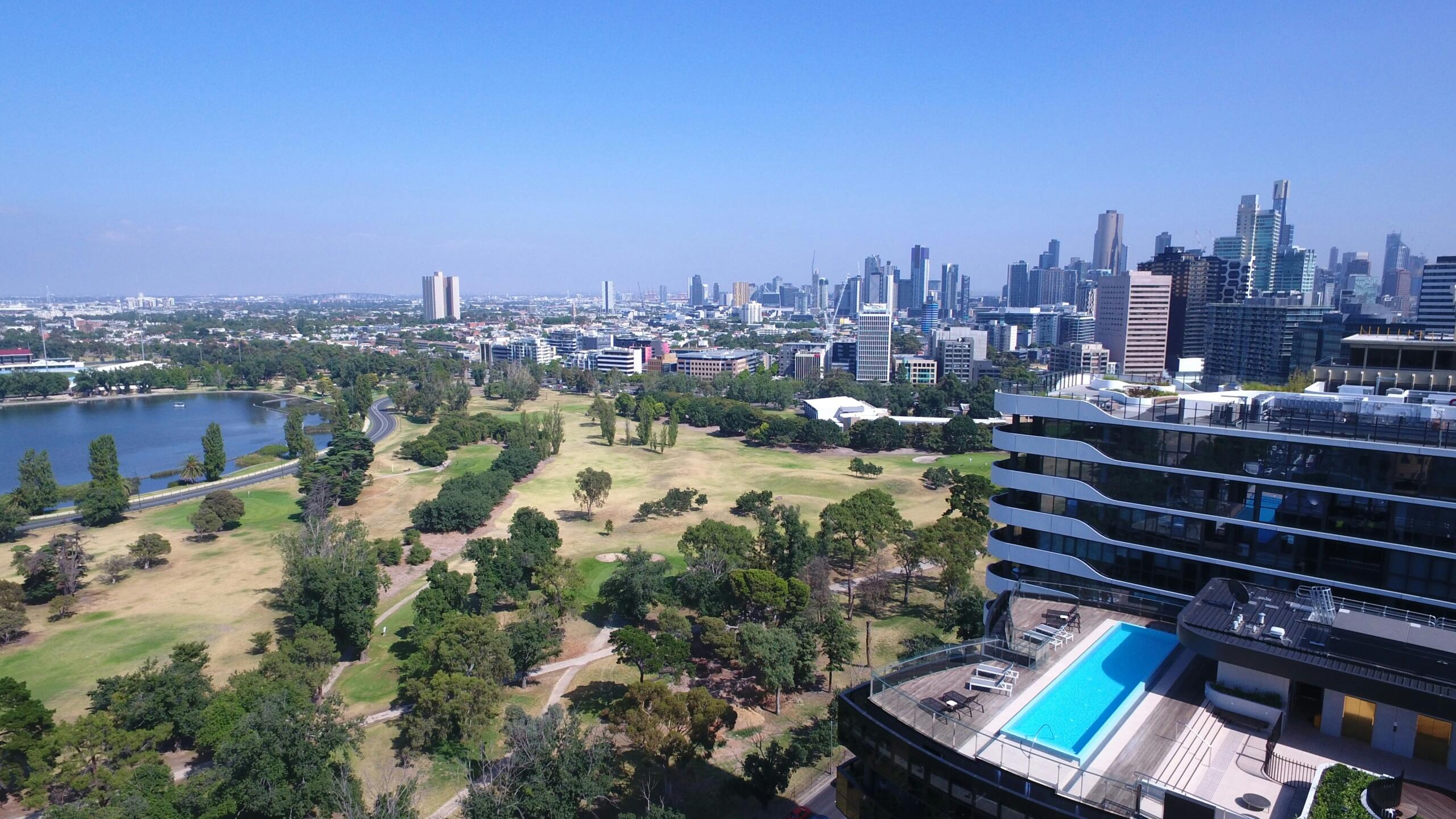 linnasiluett ja kuivanud golfiväljakud