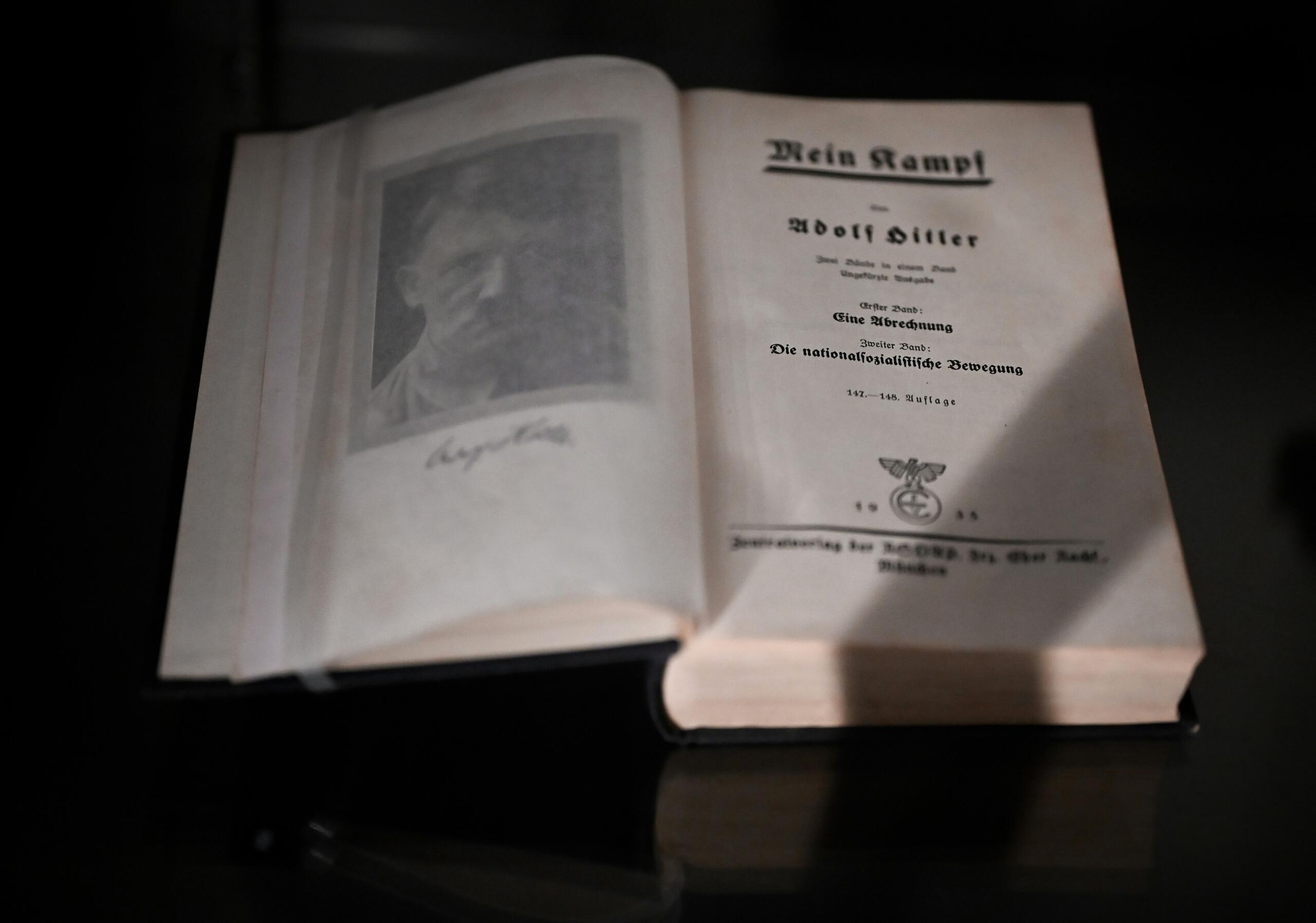 autori portree ja pealkiri avatud raamatu esimesel leheküljel