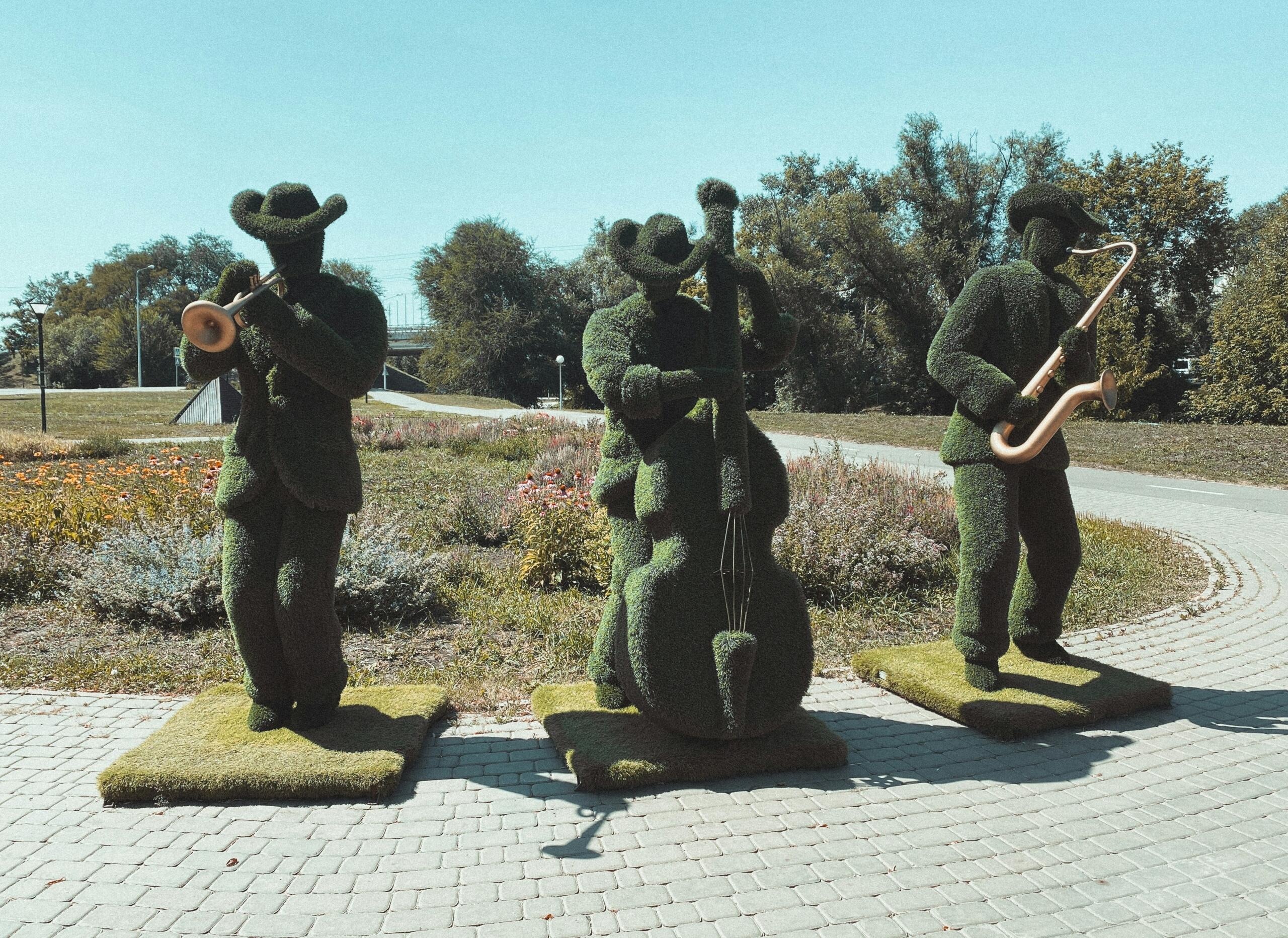 pillimeeste kujudeks pügatud põõsad pargis