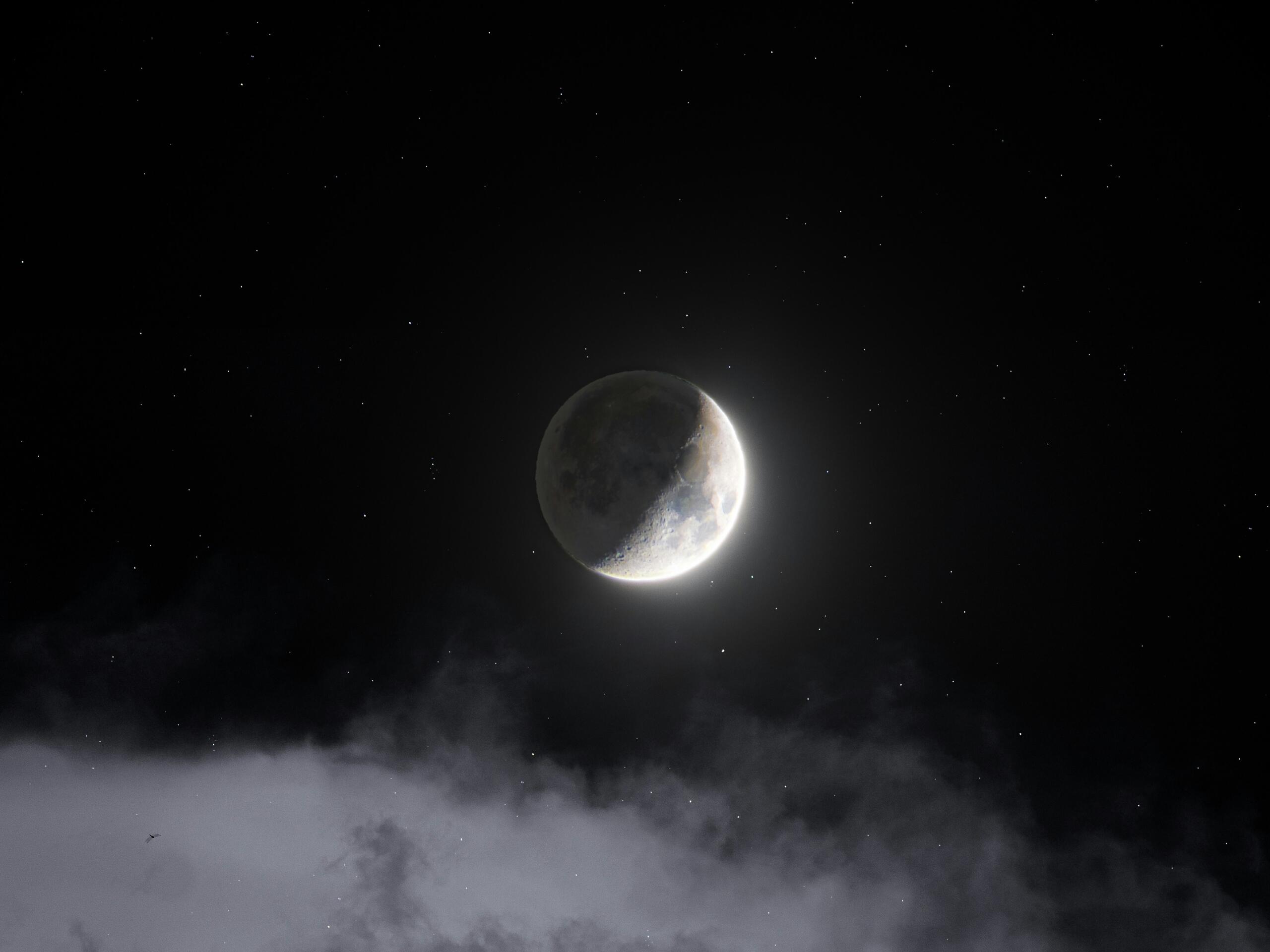Lähikaader poolkuust öises taevas koos tähtedega