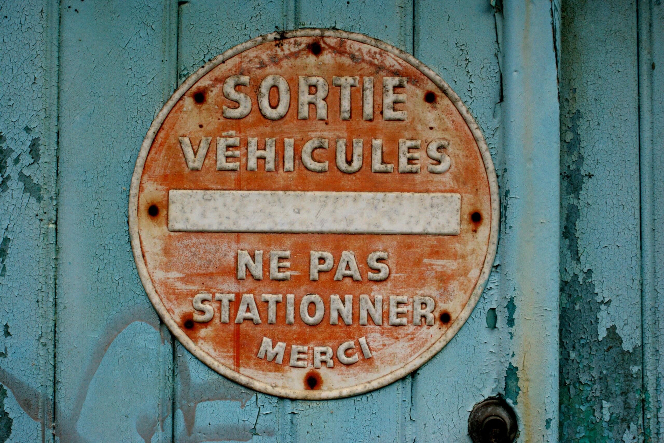 Punane prantsuskeelne keelumärk sinisel uksel