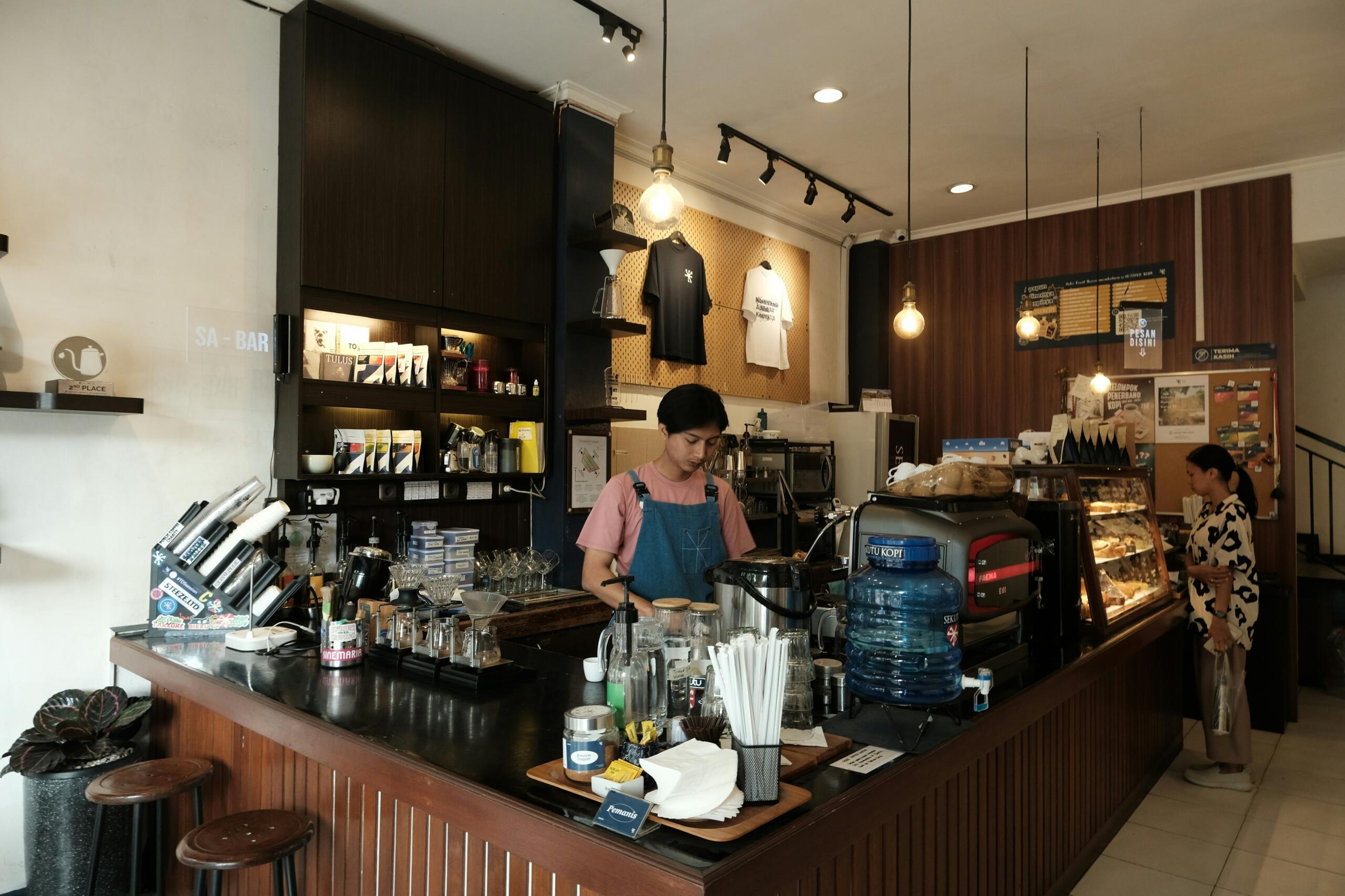 Barista kohviku leti taga valmistamas jooki