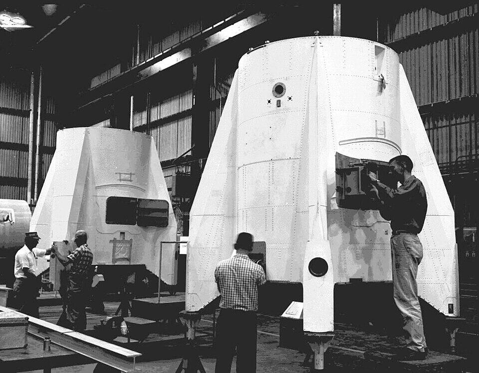 must-valgel fotol töötavad insenerid hangaaris raketiosade kallal