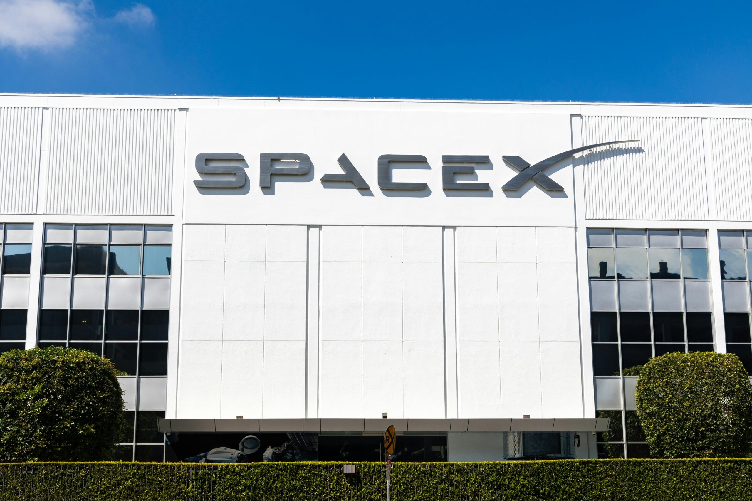 valge hoone SpaceX logoga