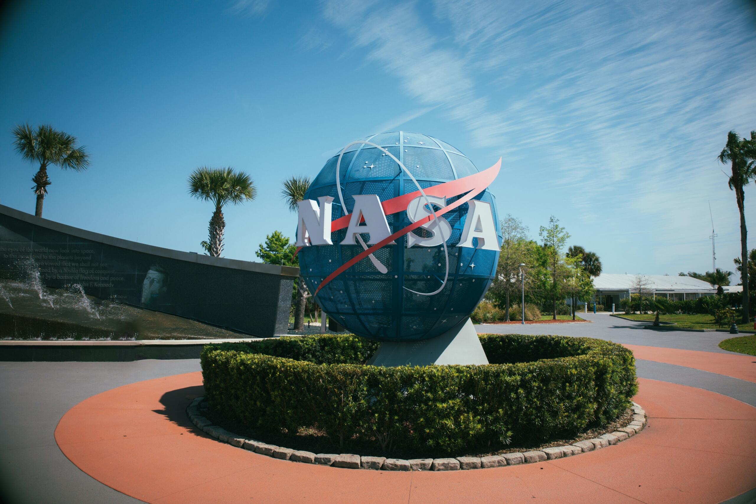 NASA logo globusel Kennedy kosmosekeskuse territooriumil