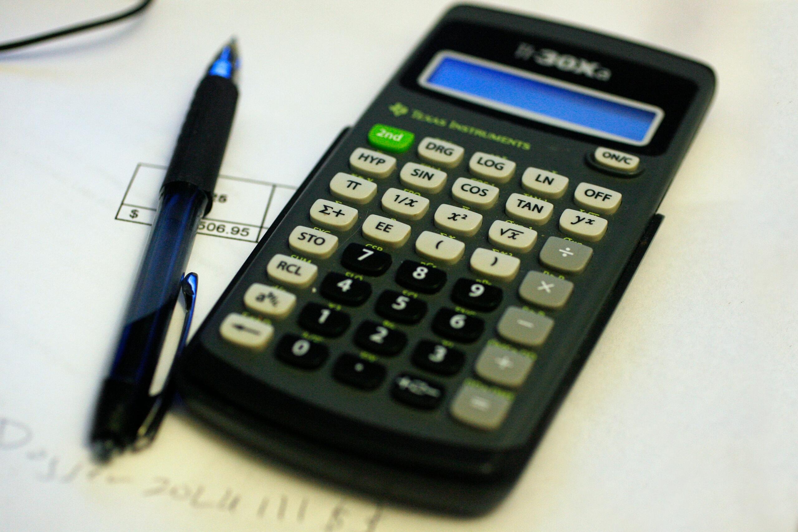 Kalkulaator ja pastapliiats matemaatikaeksami töölehel