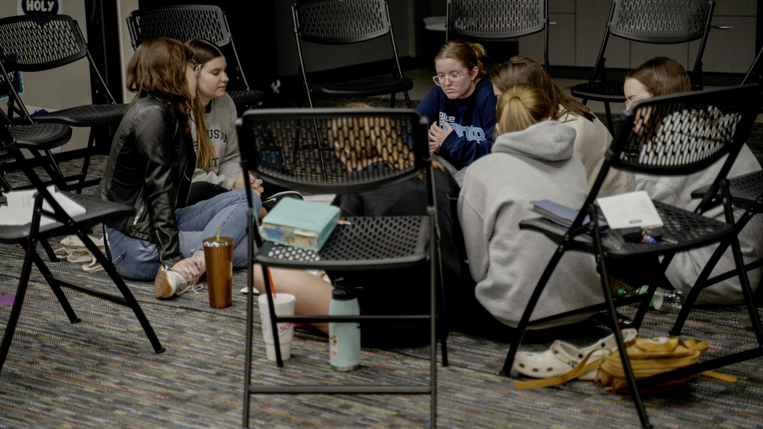 Õpilased istuvad ringis ja arutavad koos õppimist