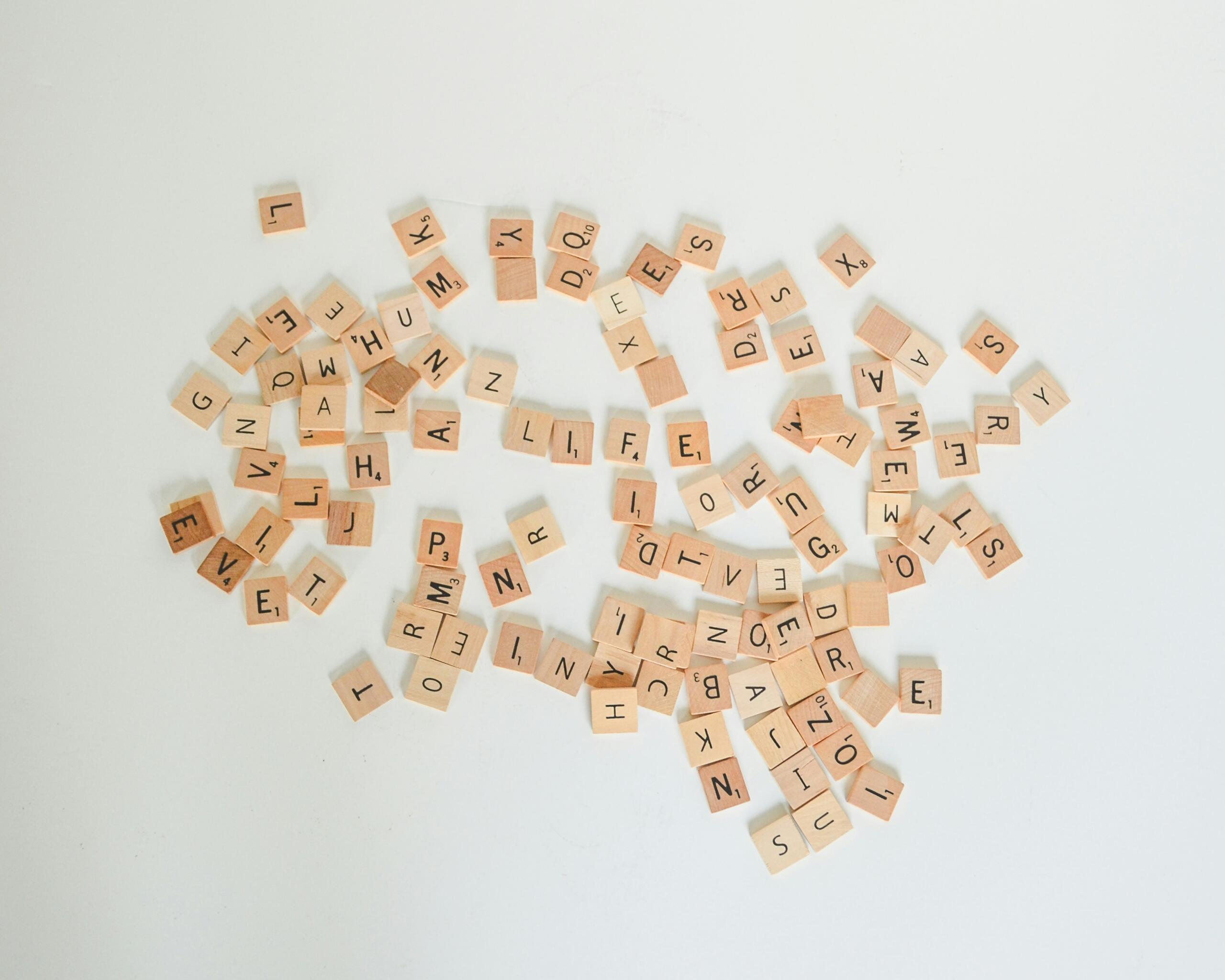 Hajusalt valgel taustal paiknevad scrabble’i täheklotsid