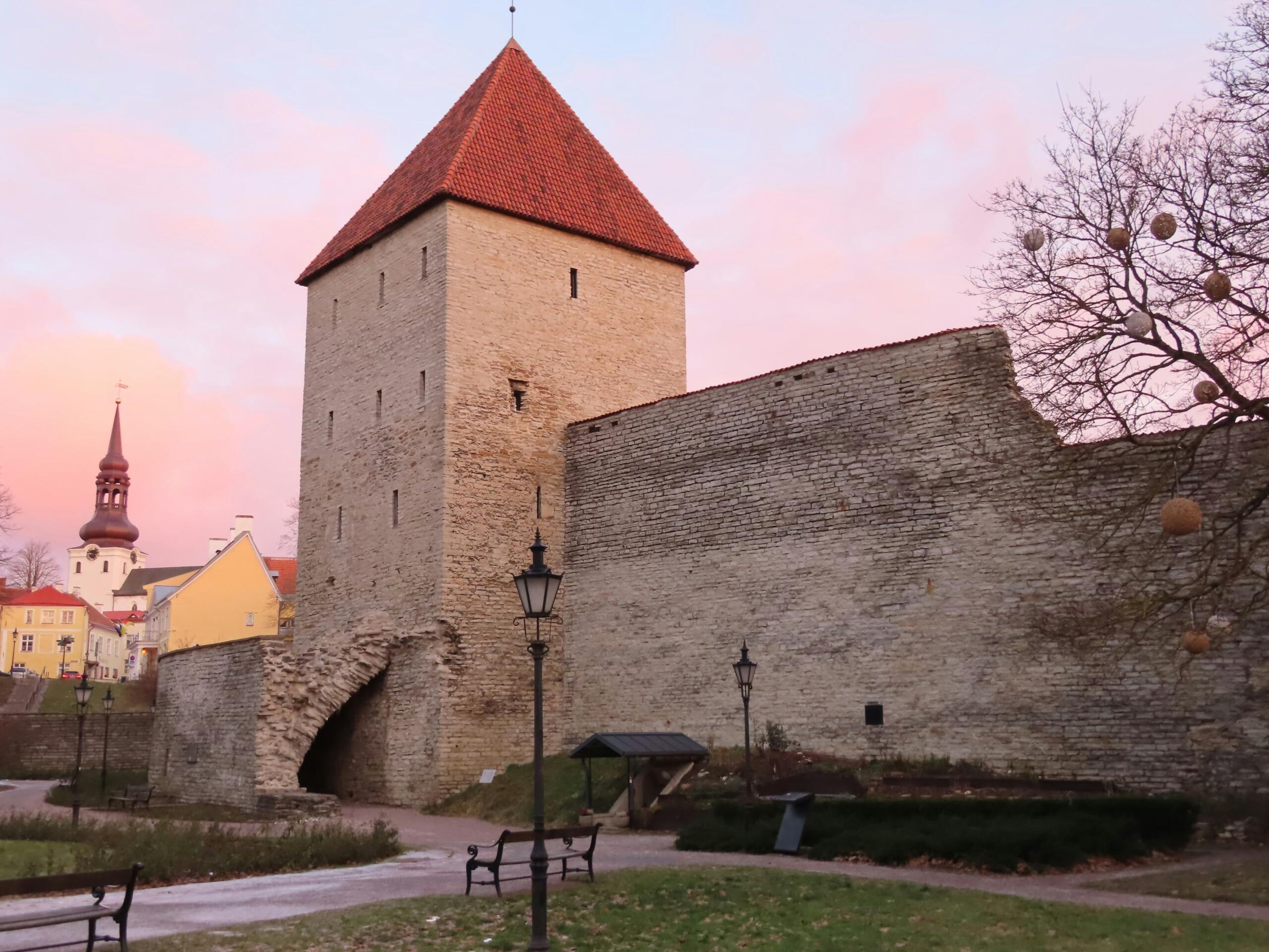 Tallinna keskaegne kindlusmüür ja torn õhtuses linnavaates