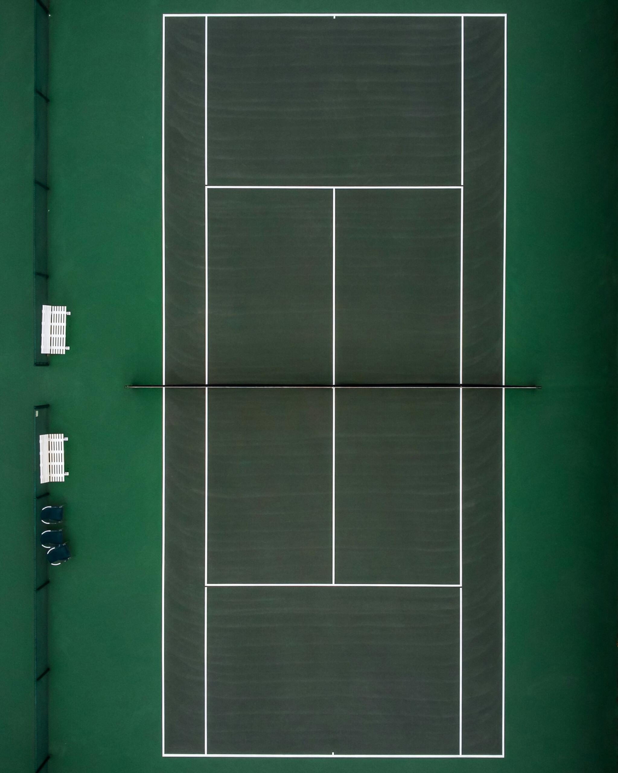 Tenniseväljak pealtvaates koos võrguga ja väljakupiiretega