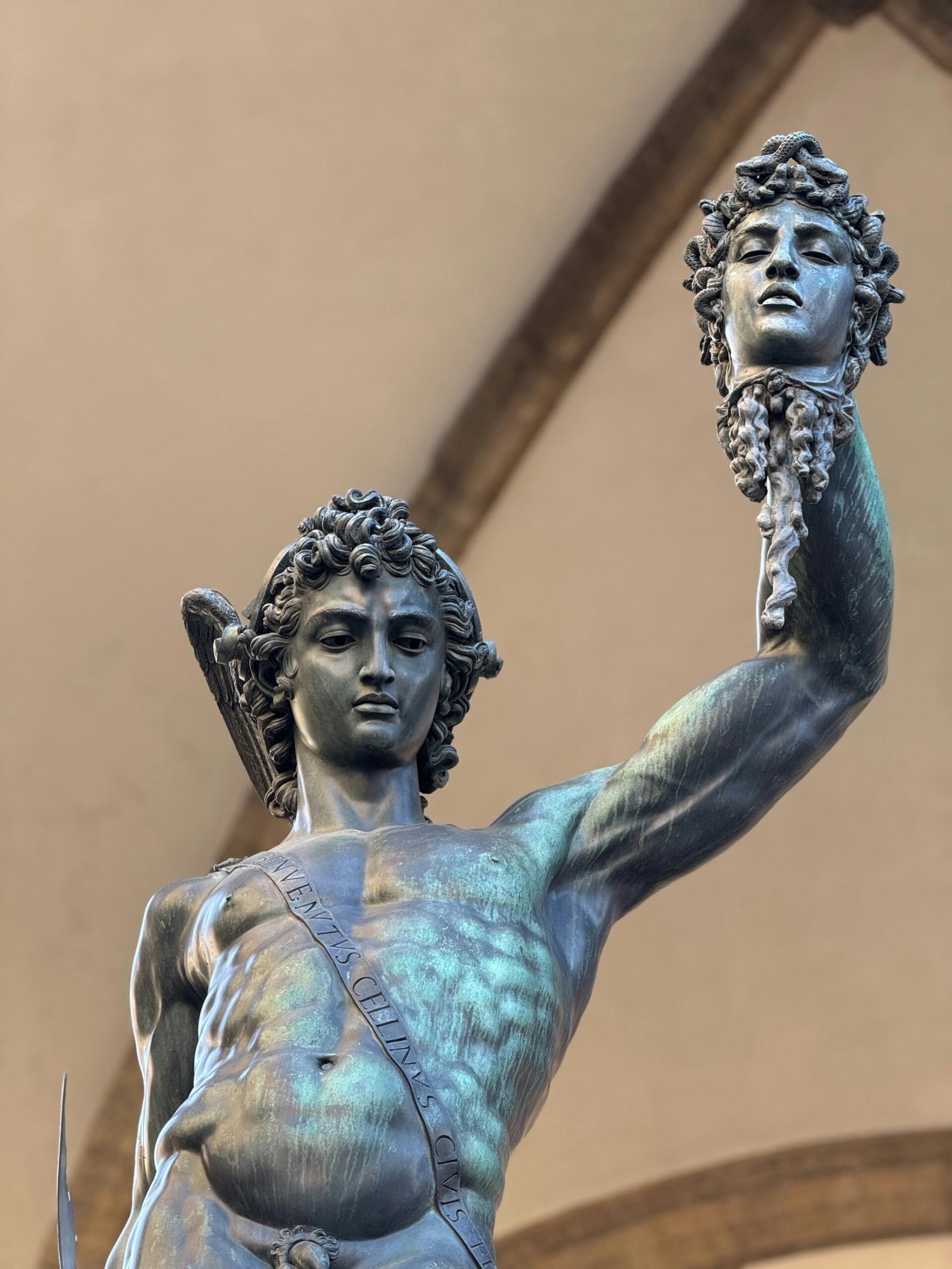 skulptuuril hoiab Perseus käes Medusa pead