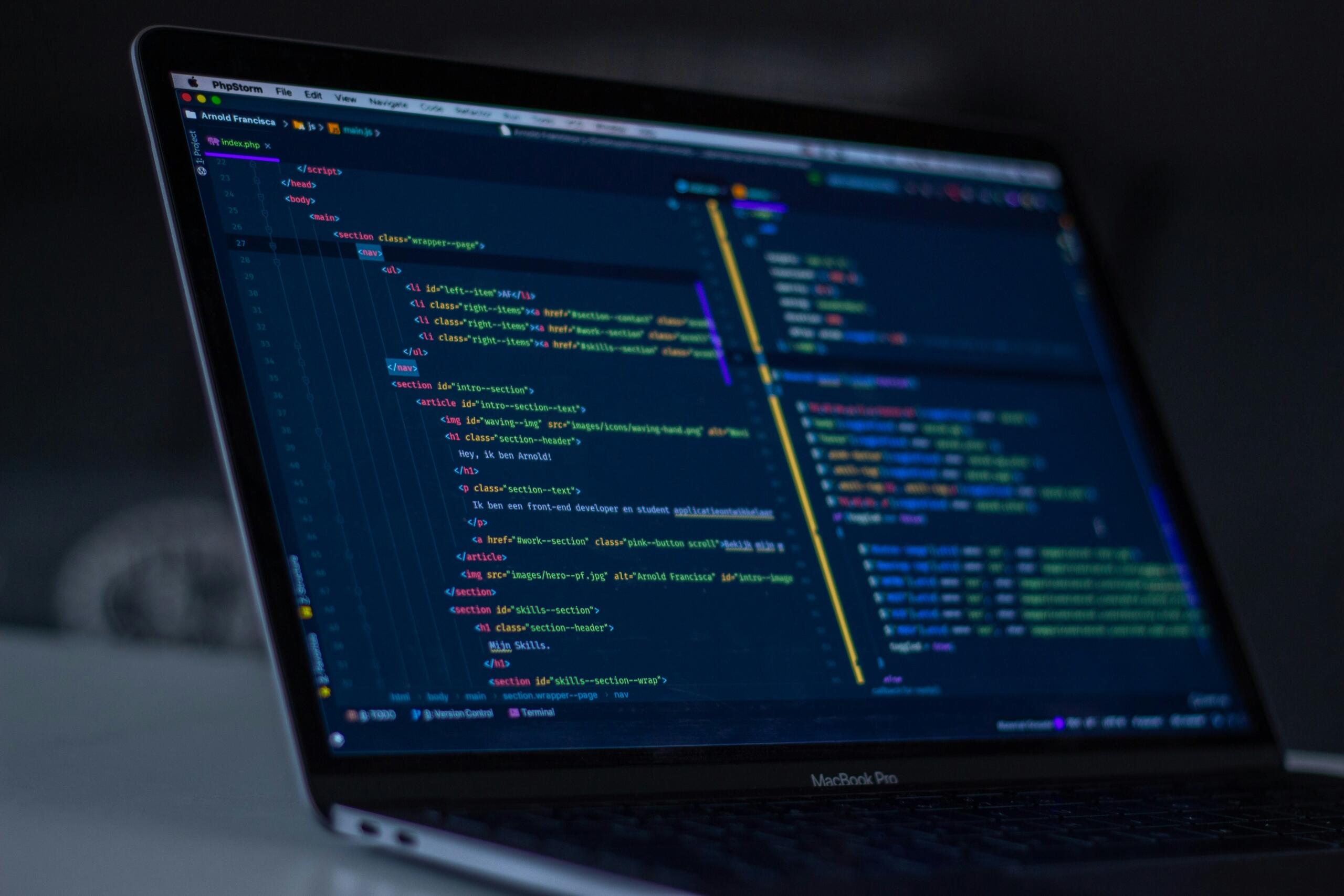 Sülearvuti ekraanil avatud koodiredaktor HTML- ja veebiarenduse koodiga