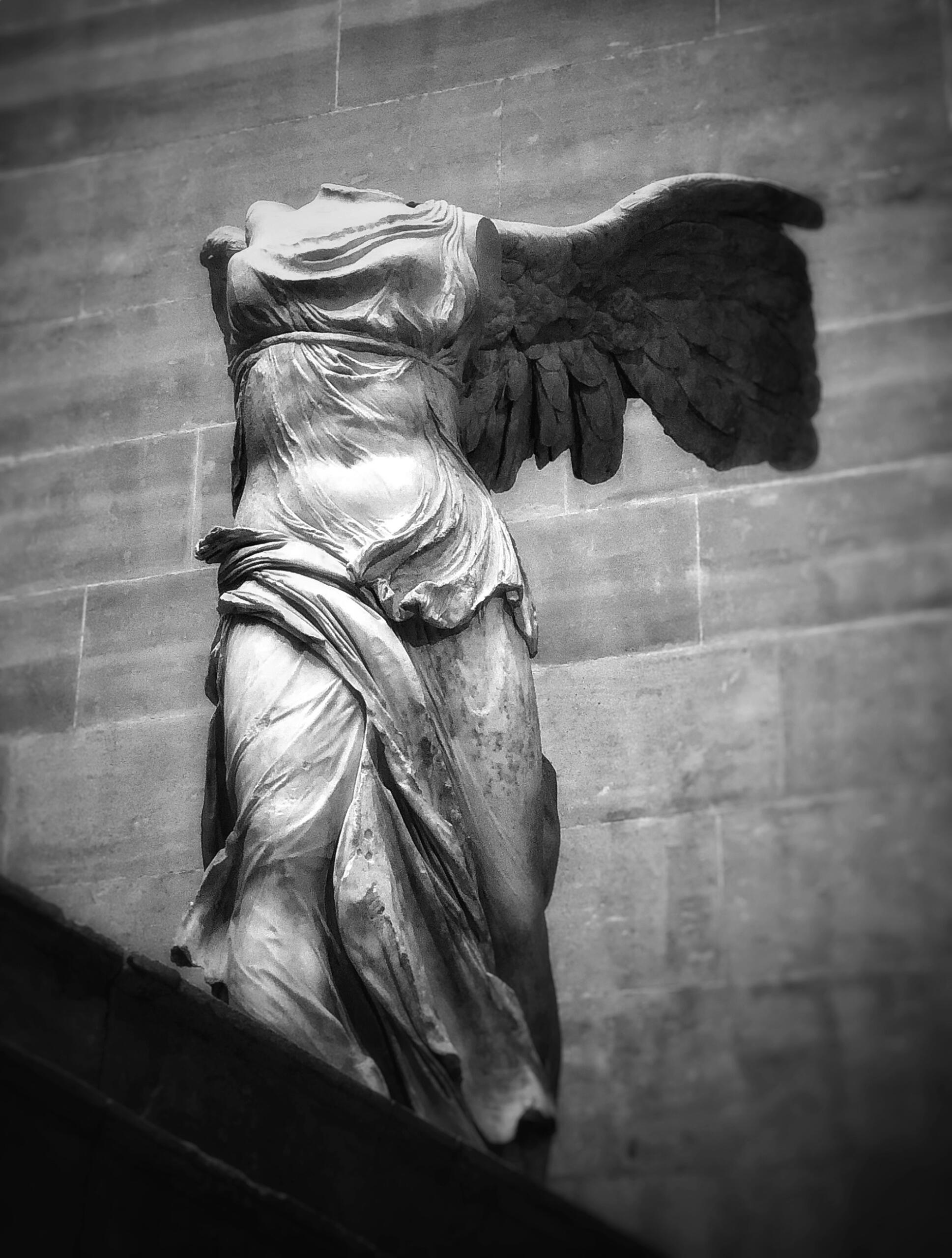 tiivulise võidujumalanna Nike peata marmorkuju Louvre’is