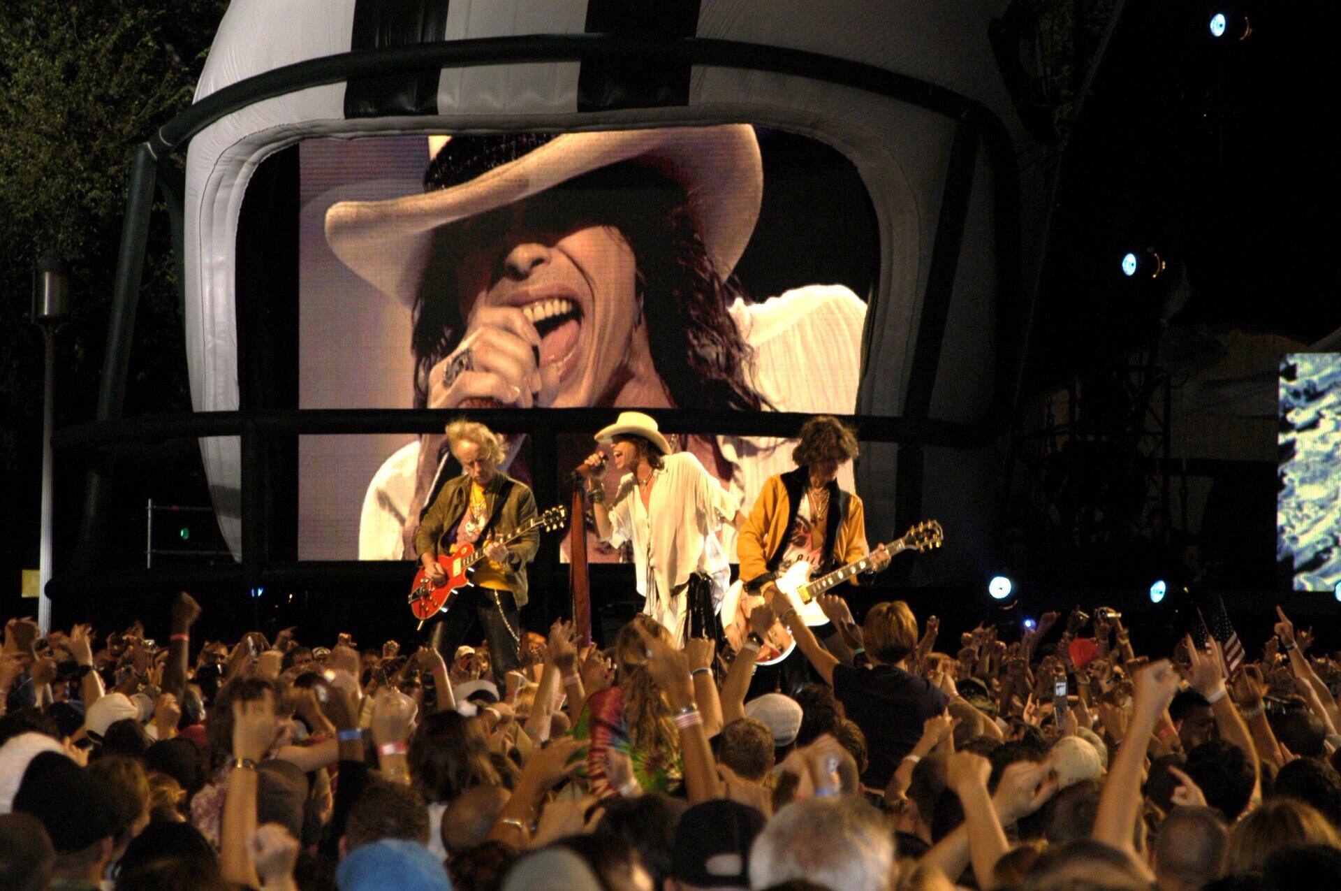Aerosmith esinemas suure publiku ees 2003. aasta kontserdil Washingtonis
