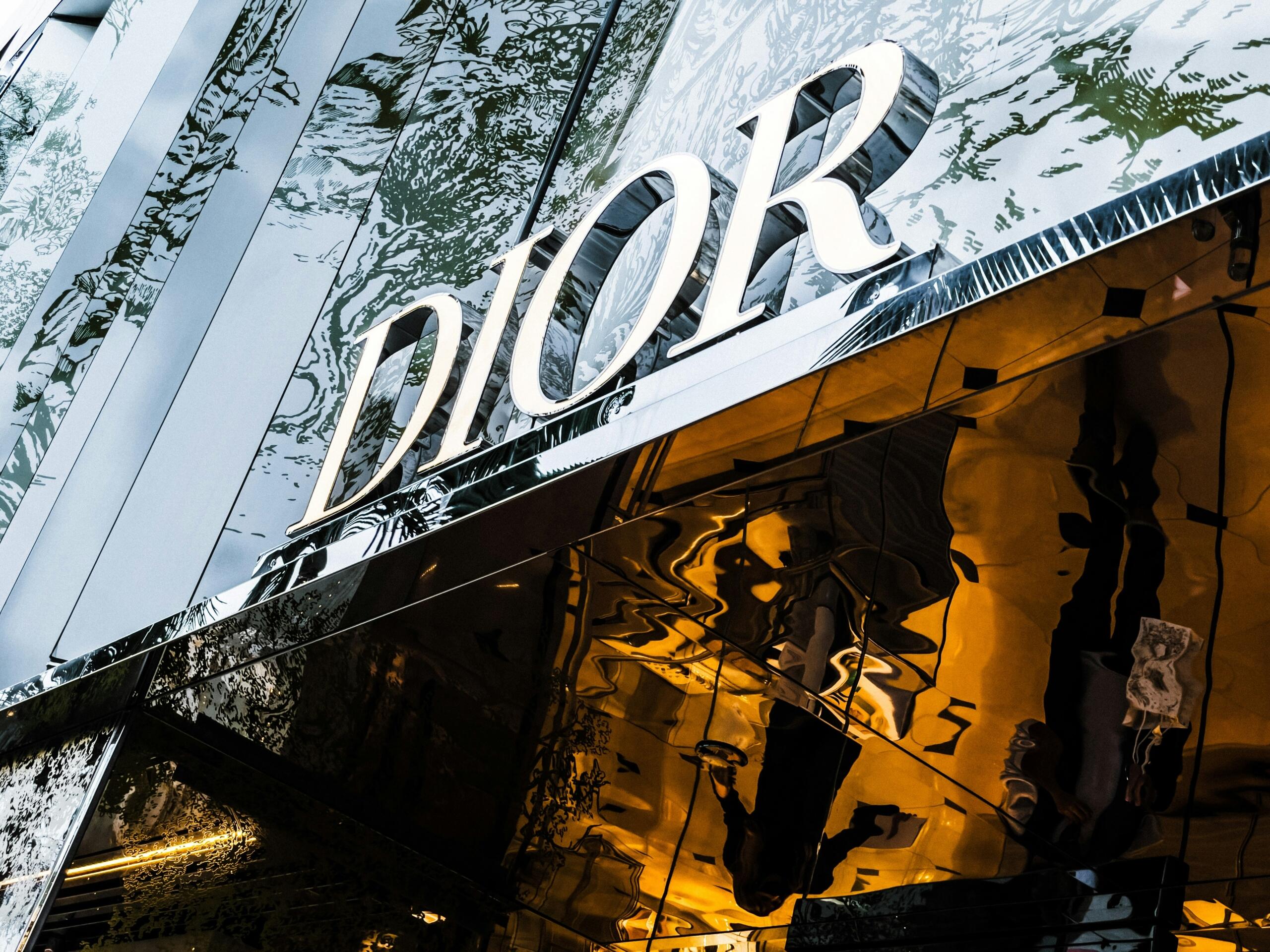 Diori moemaja fassaadil on suur Dior logo ja peegelduv metallpind.