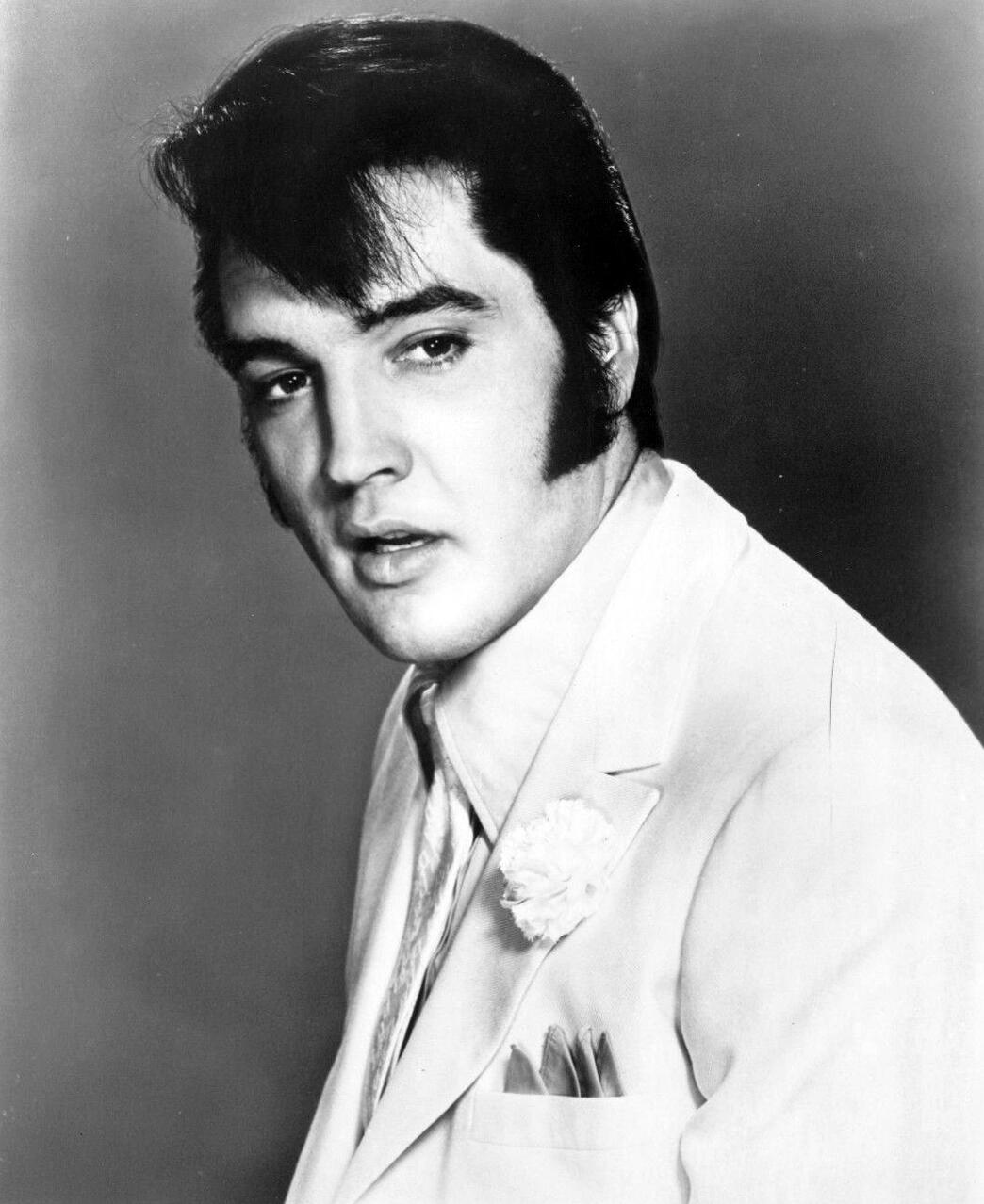 Mustvalge portree Elvis Presleyst valges pintsakus