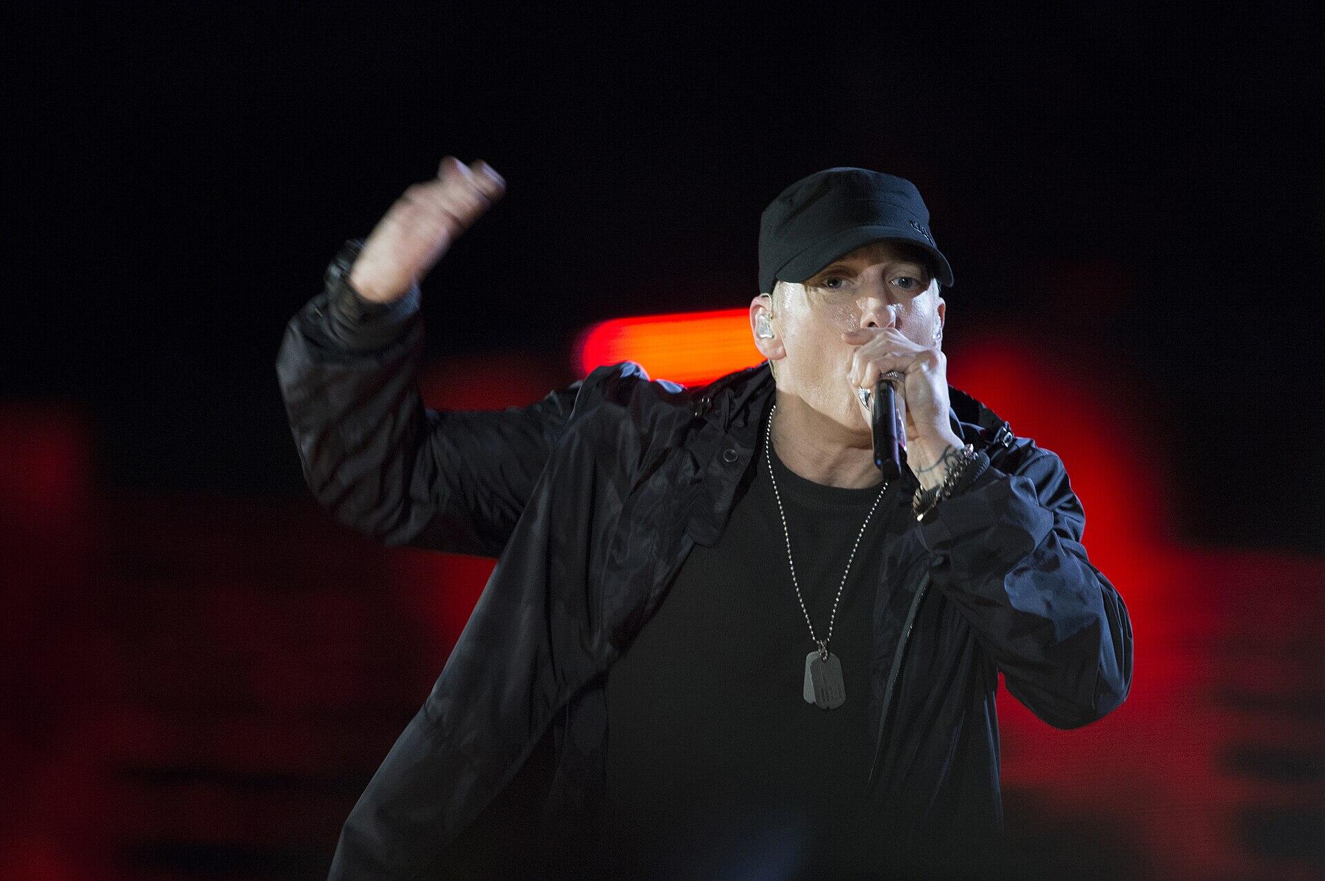 Räppartist Eminem esinemas mikrofoniga suurel kontserdilaval