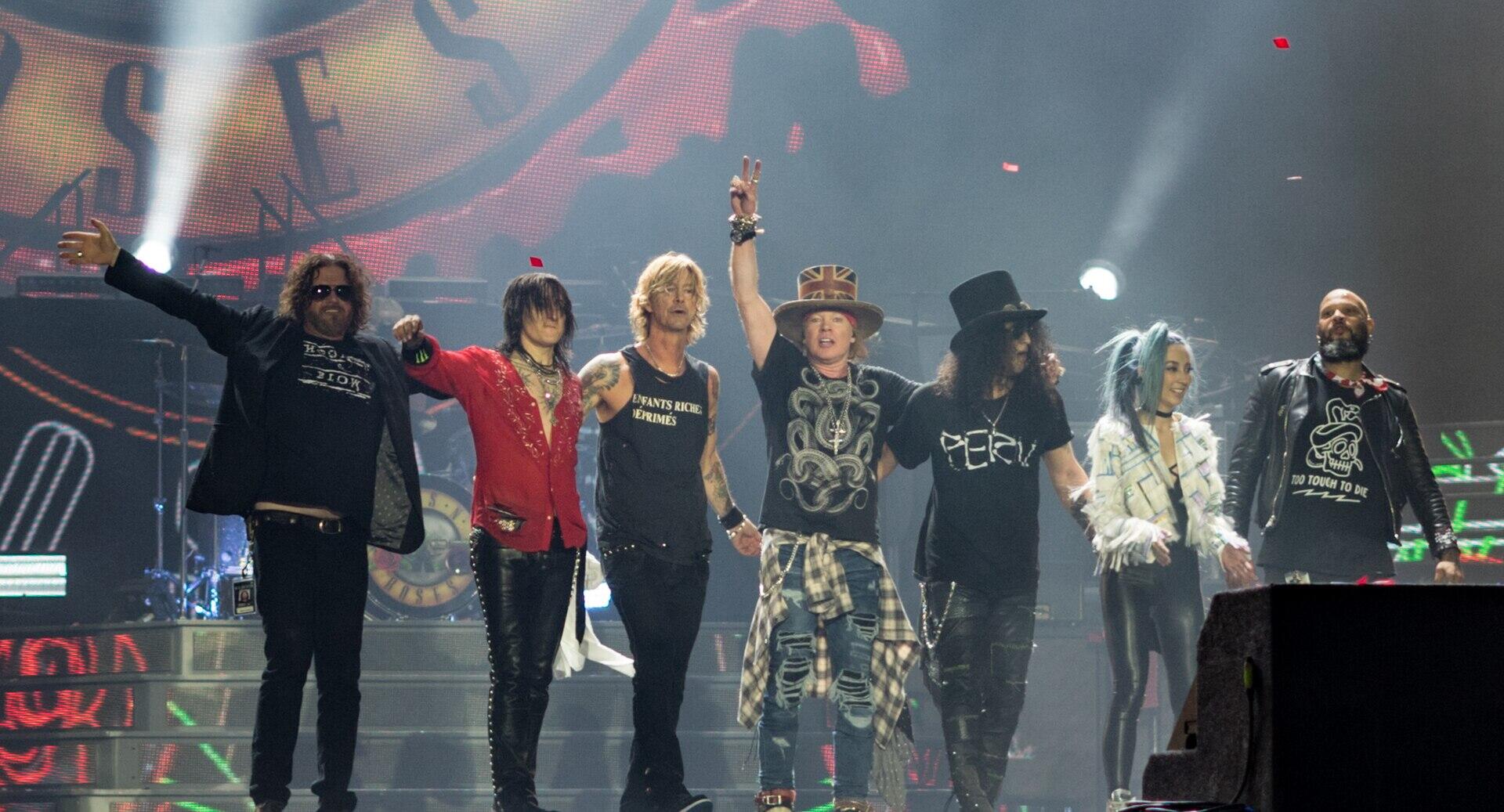 Guns N’ Roses bändiliikmed laval publikut tänamas